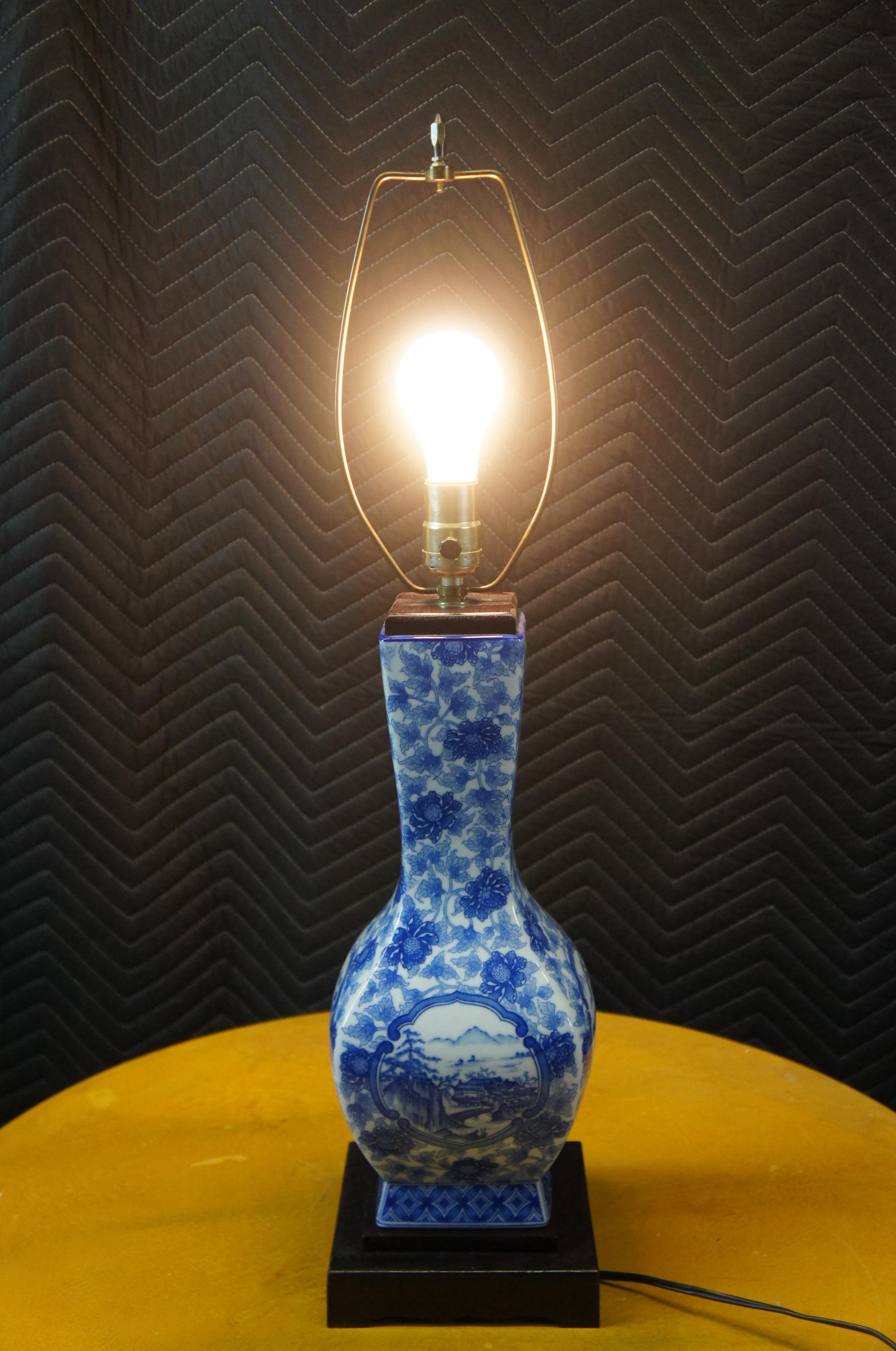Lampes de bureau chinoises en porcelaine bleue et blanche en forme d'urne de chrysanthèmes en forme de pagode en vente 6
