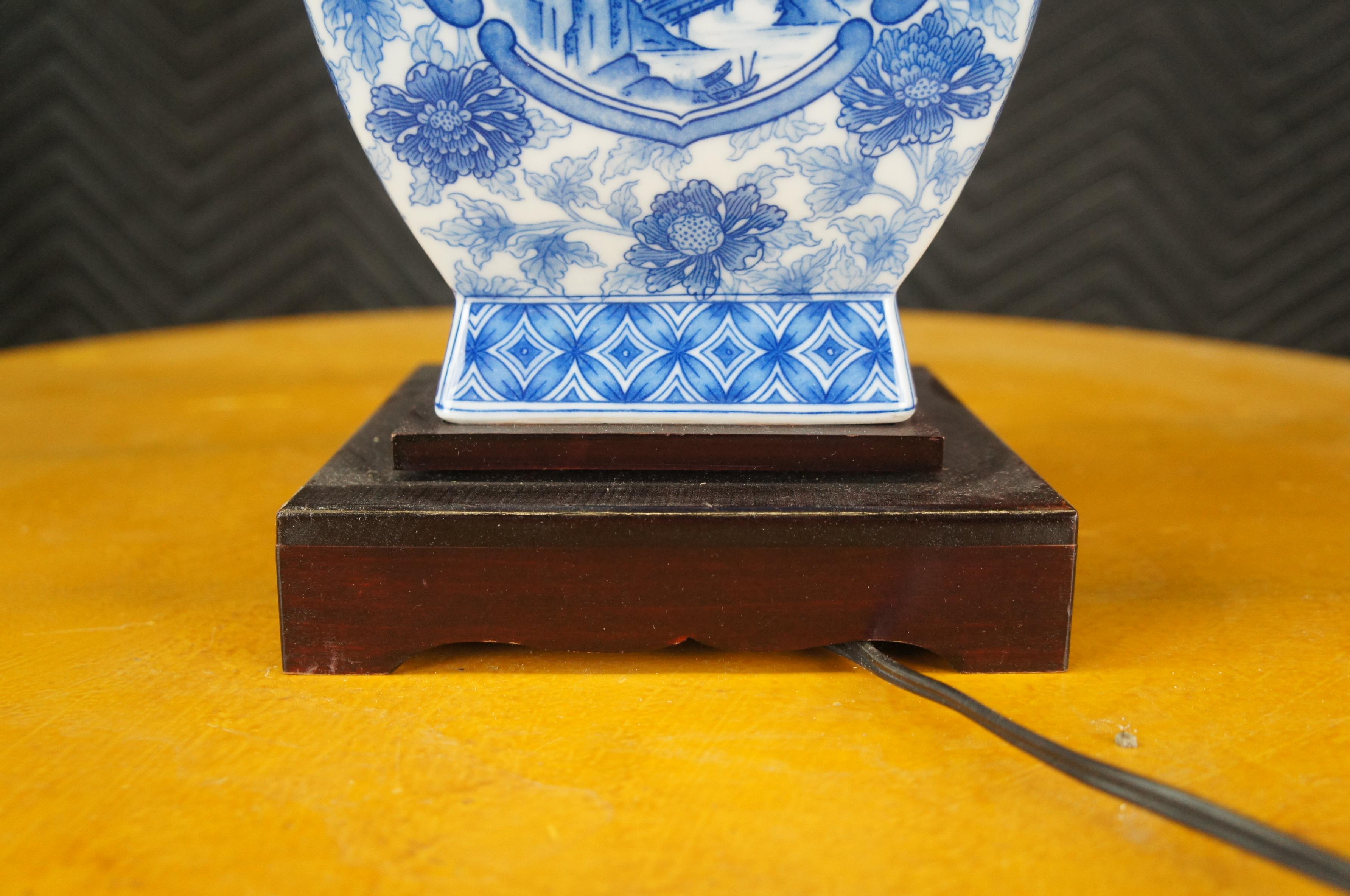 Lampes de bureau chinoises en porcelaine bleue et blanche en forme d'urne de chrysanthèmes en forme de pagode en vente 3