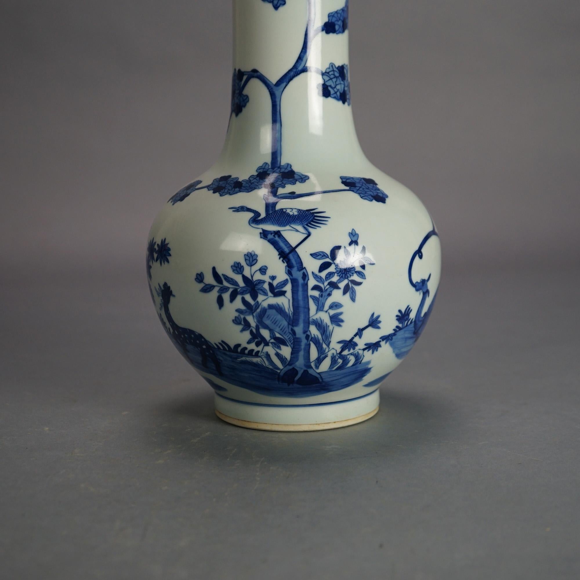 Chinesische blau-weiße Keramikflaschenvase mit Gartenszene und Hirsch, 20. Jahrhundert (Asiatisch) im Angebot