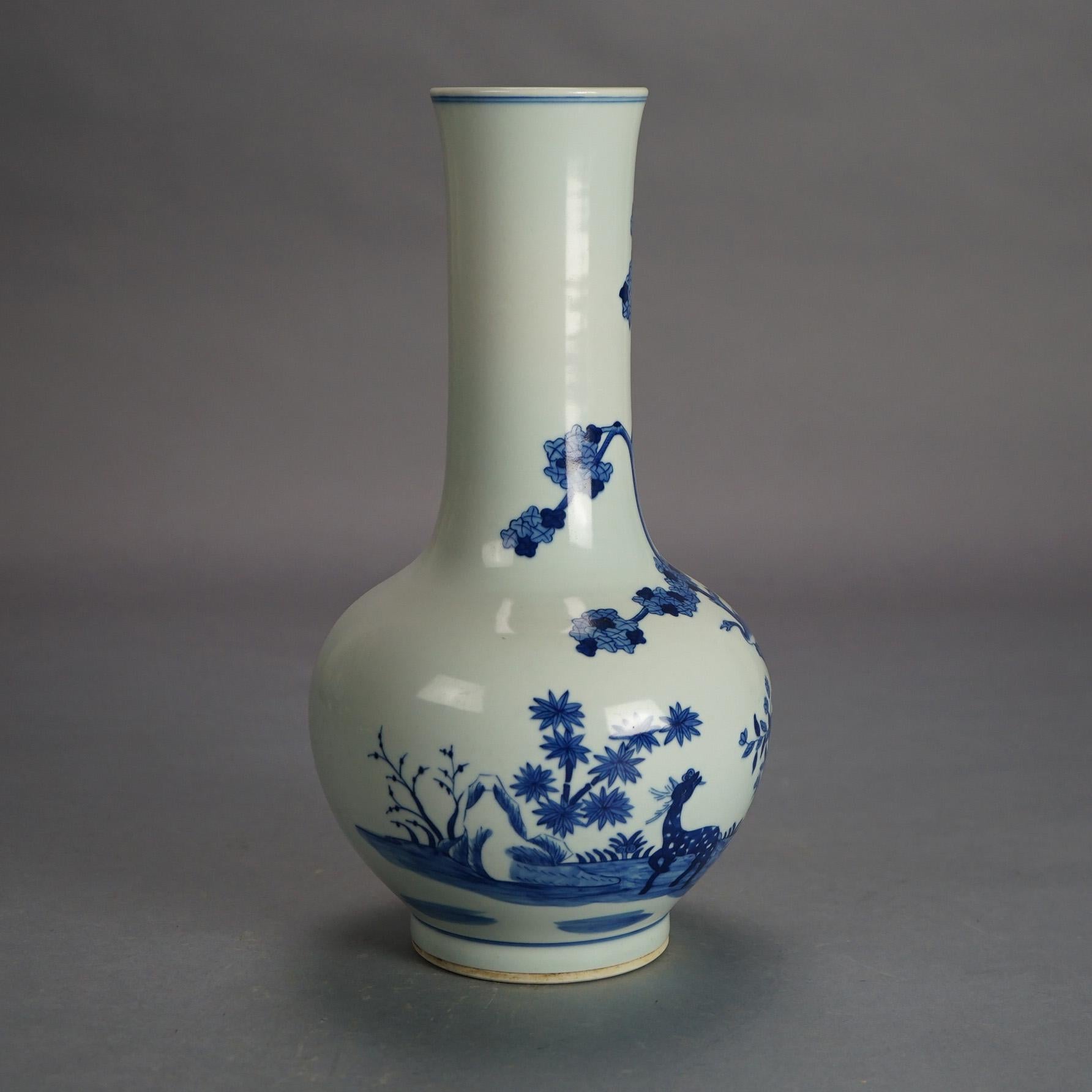 Chinesische blau-weiße Keramikflaschenvase mit Gartenszene und Hirsch, 20. Jahrhundert im Angebot 1