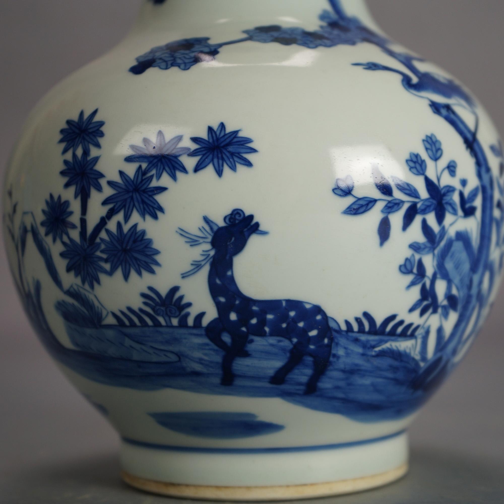 Chinesische blau-weiße Keramikflaschenvase mit Gartenszene und Hirsch, 20. Jahrhundert im Angebot 3