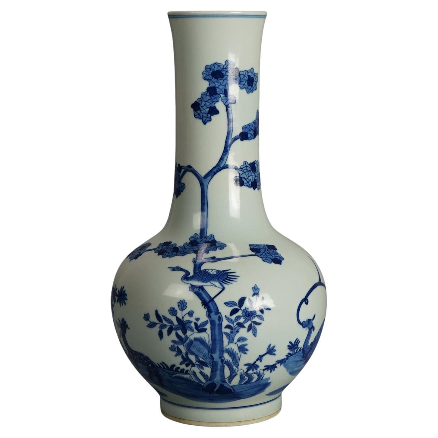 Chinesische blau-weiße Keramikflaschenvase mit Gartenszene und Hirsch, 20. Jahrhundert