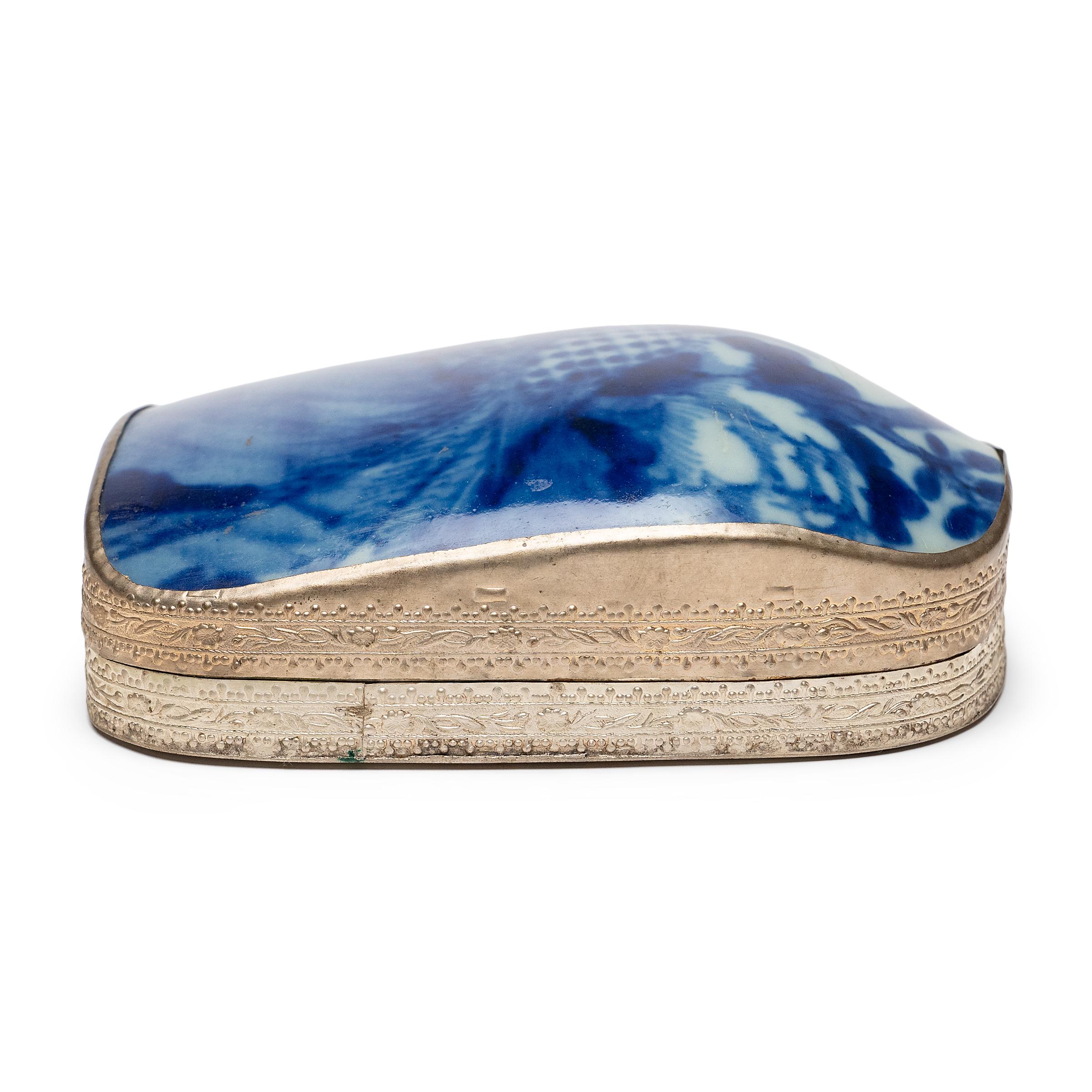 Chinois Boîte à tessons en poterie chinoise bleue et blanche en vente