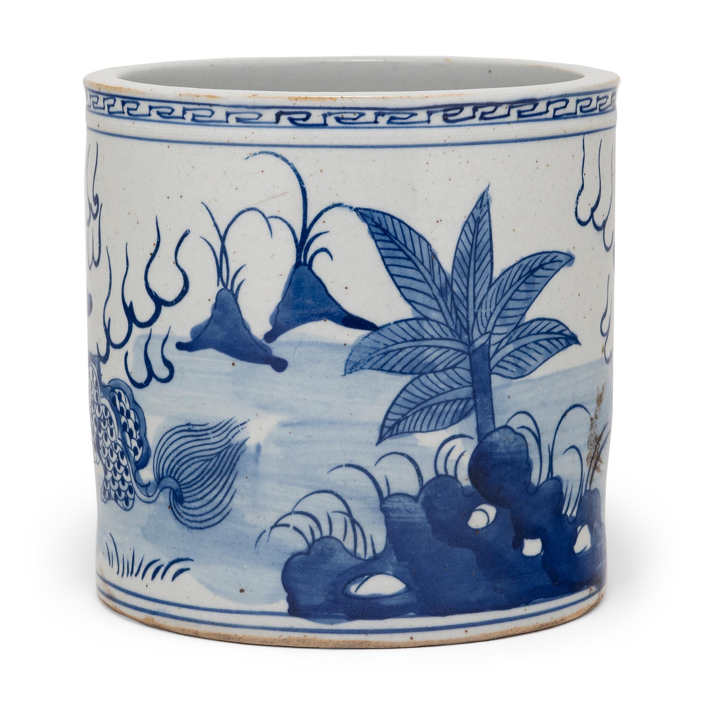 À côté des quatre trésors de l'étude - le pinceau à calligraphie, l'encre, le papier et la pierre à encre - un pot à pinceau, ou bitong, était un élément essentiel du bureau des érudits. Ce pot à pinceaux en porcelaine illustre magnifiquement cette