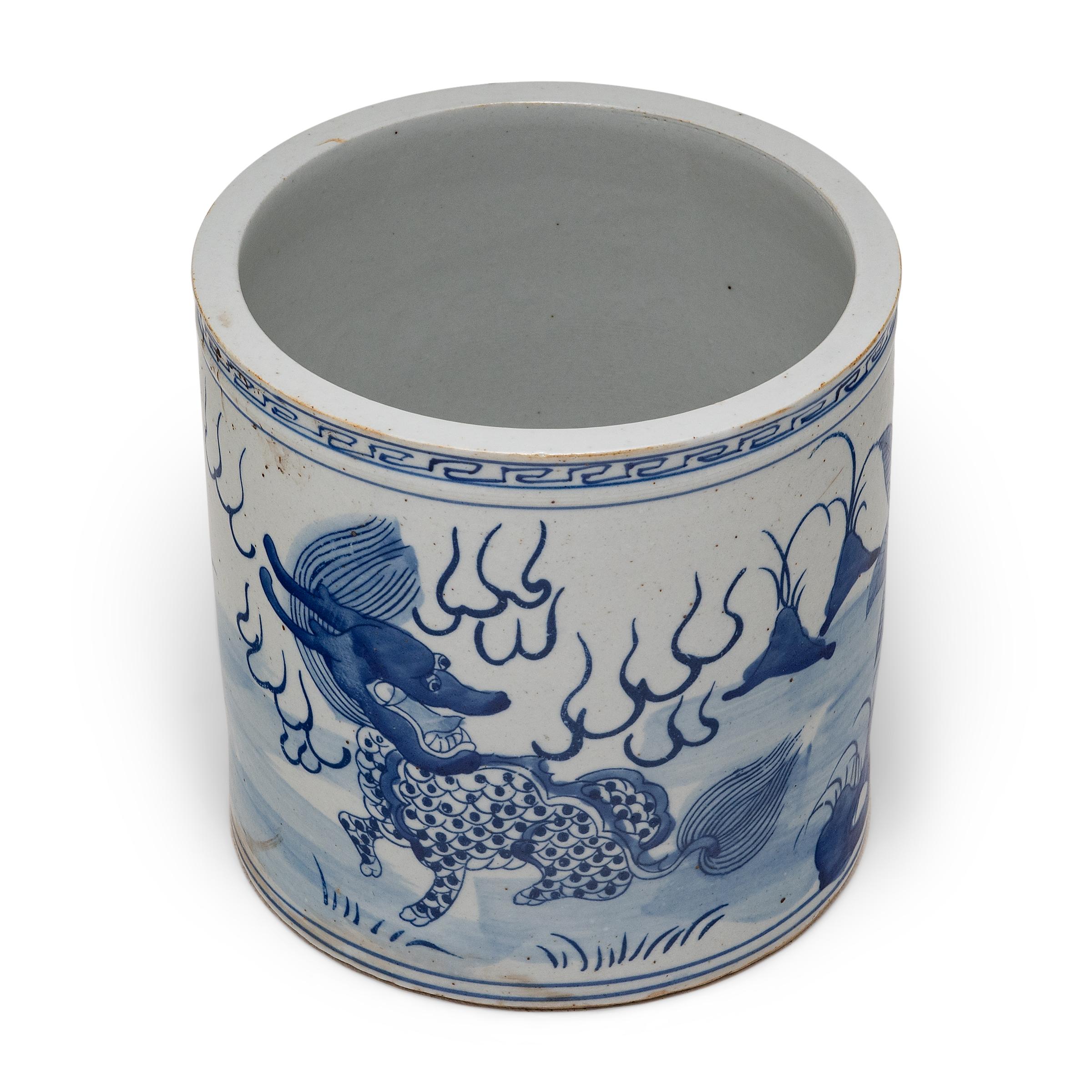 Exportation chinoise Pot à pinceau chinois bleu et blanc Qilin en vente
