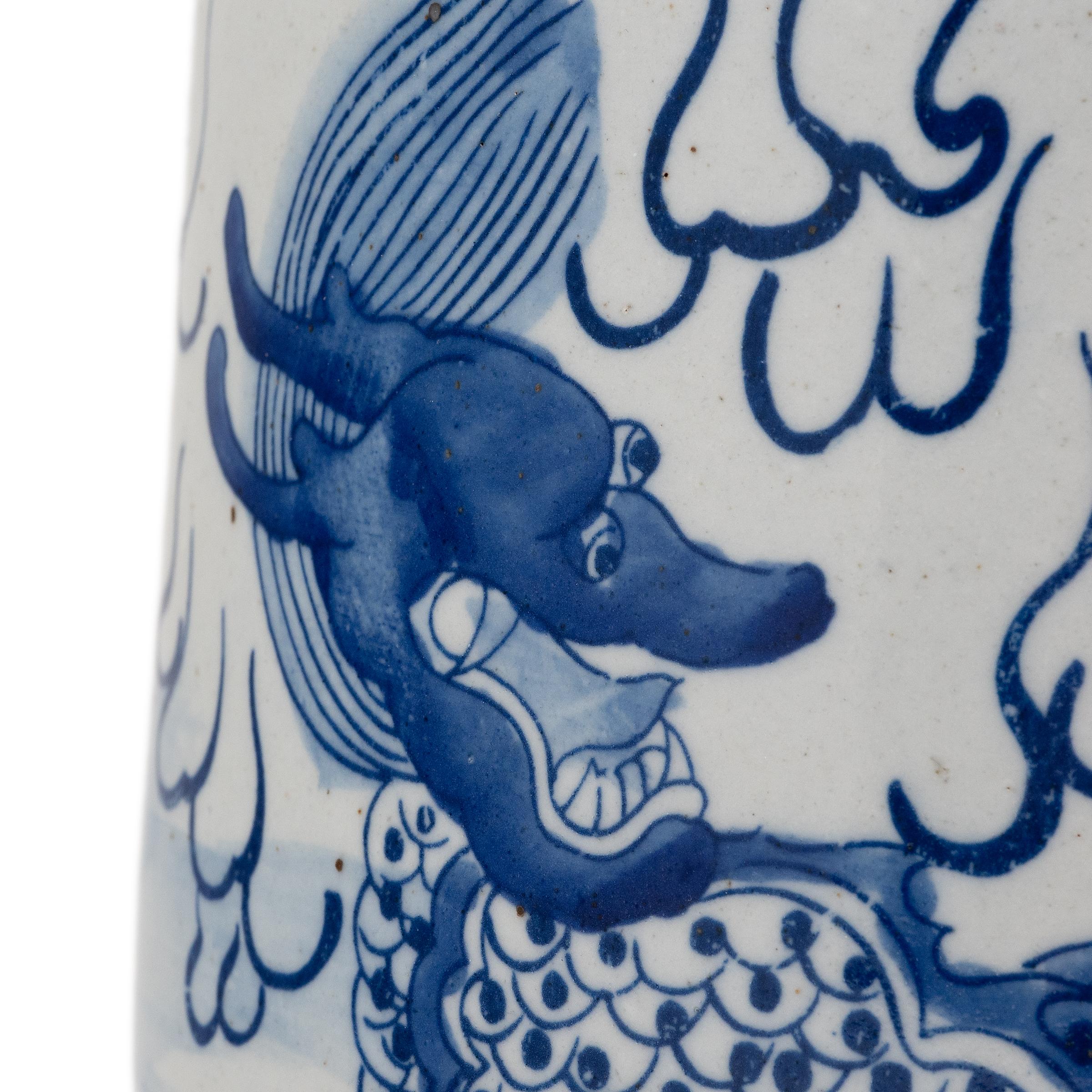 Chinois Pot à pinceau chinois bleu et blanc Qilin en vente