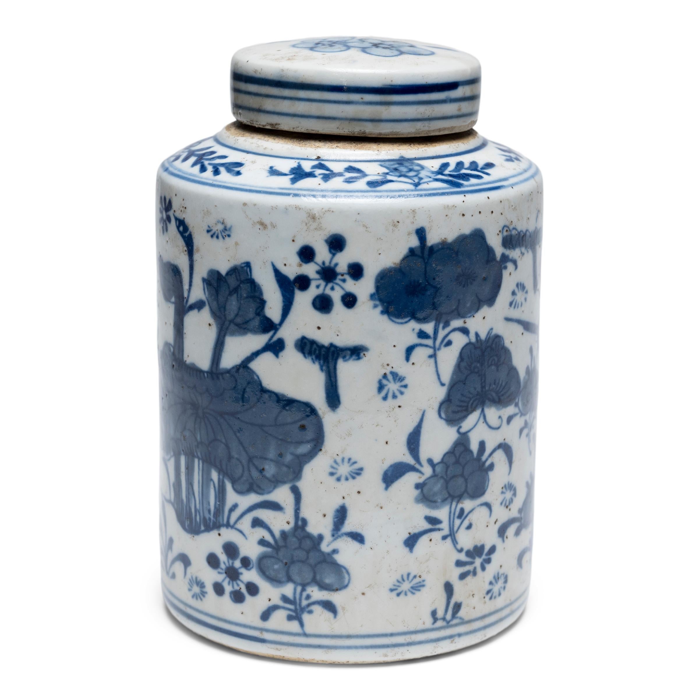 Qing JAR chinois bleu et blanc à feuilles de thé, c. C. 1900 en vente