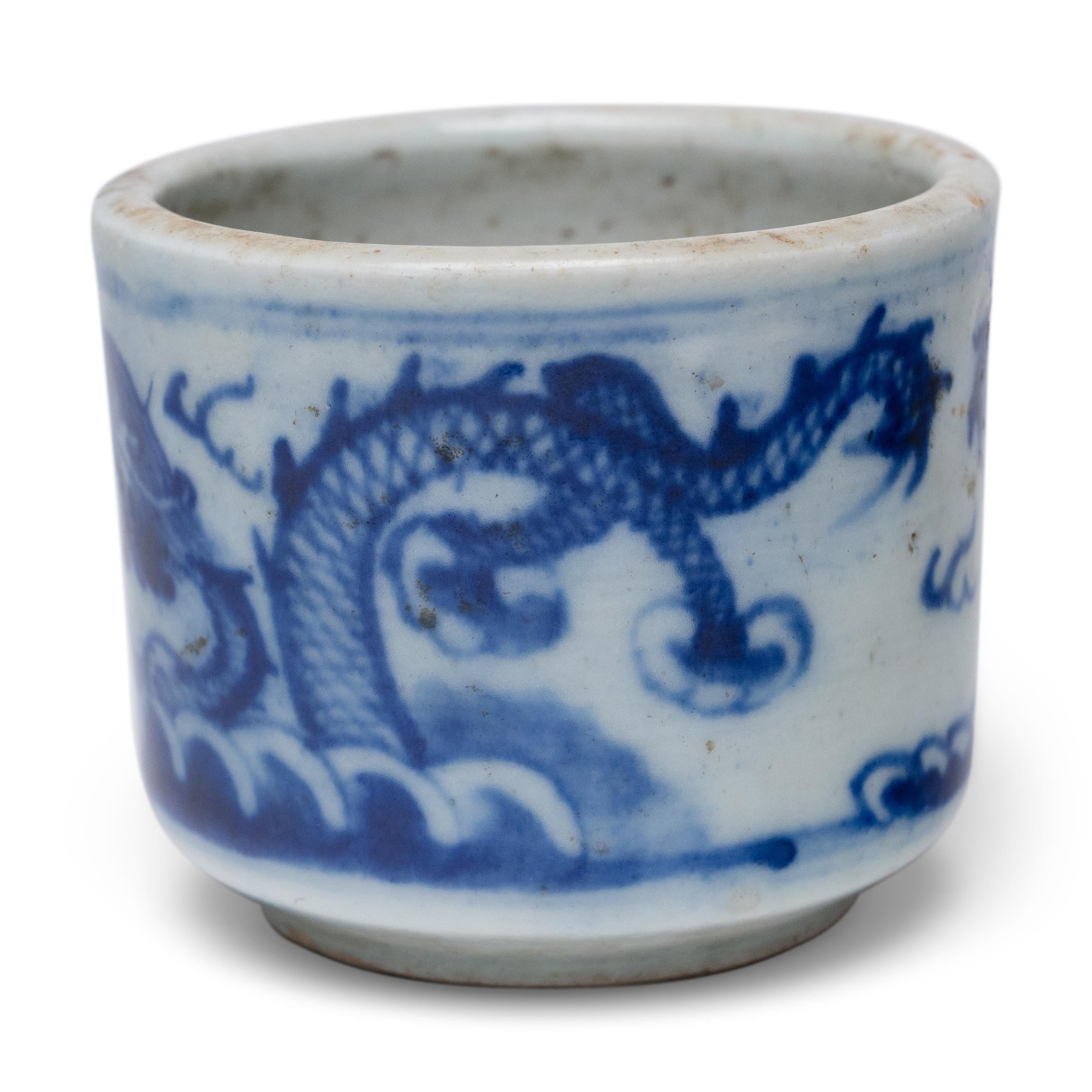 Ce brûleur d'encens en porcelaine du XIXe siècle se trouvait autrefois sur l'autel familial d'une maison provinciale de la dynastie Qing. Brossé avec une sous-couche de cobalt, l'encensoir bleu et blanc est peint à la main avec un motif de deux