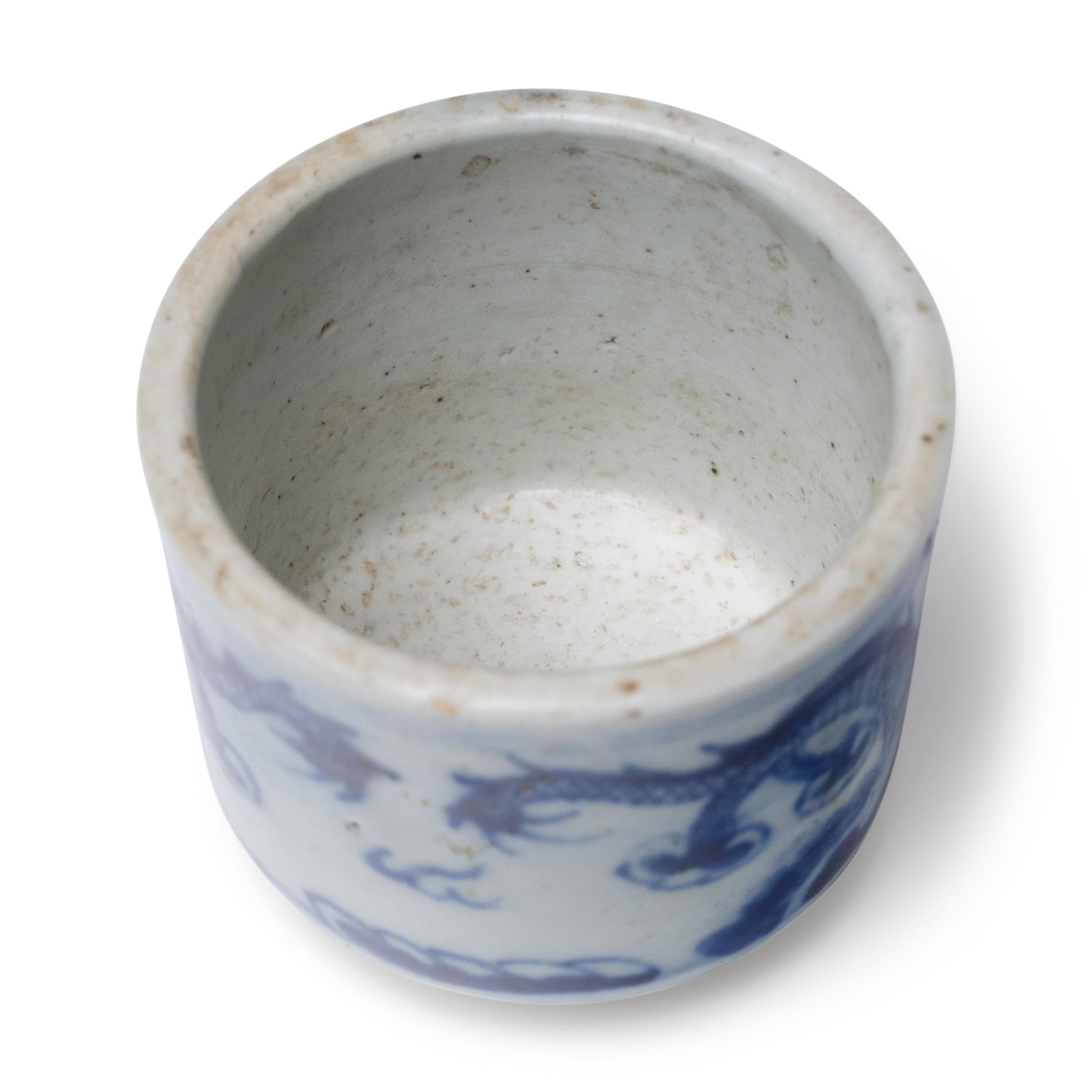 Qing A.I.C. Cendrier chinois bleu et blanc à deux dragons, c. 1850 en vente