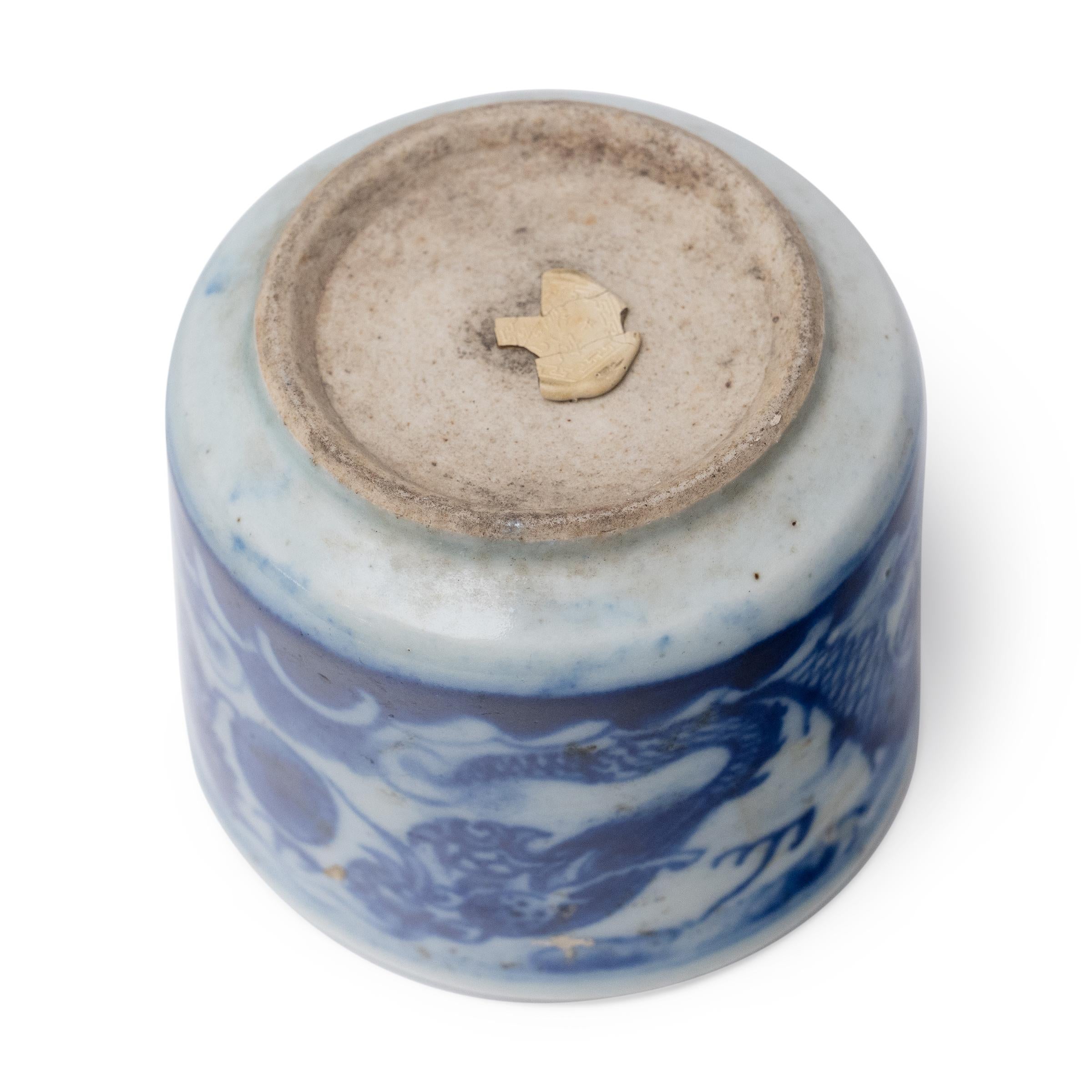 Chinois A.I.C. Cendrier chinois bleu et blanc à deux dragons, c. 1850 en vente