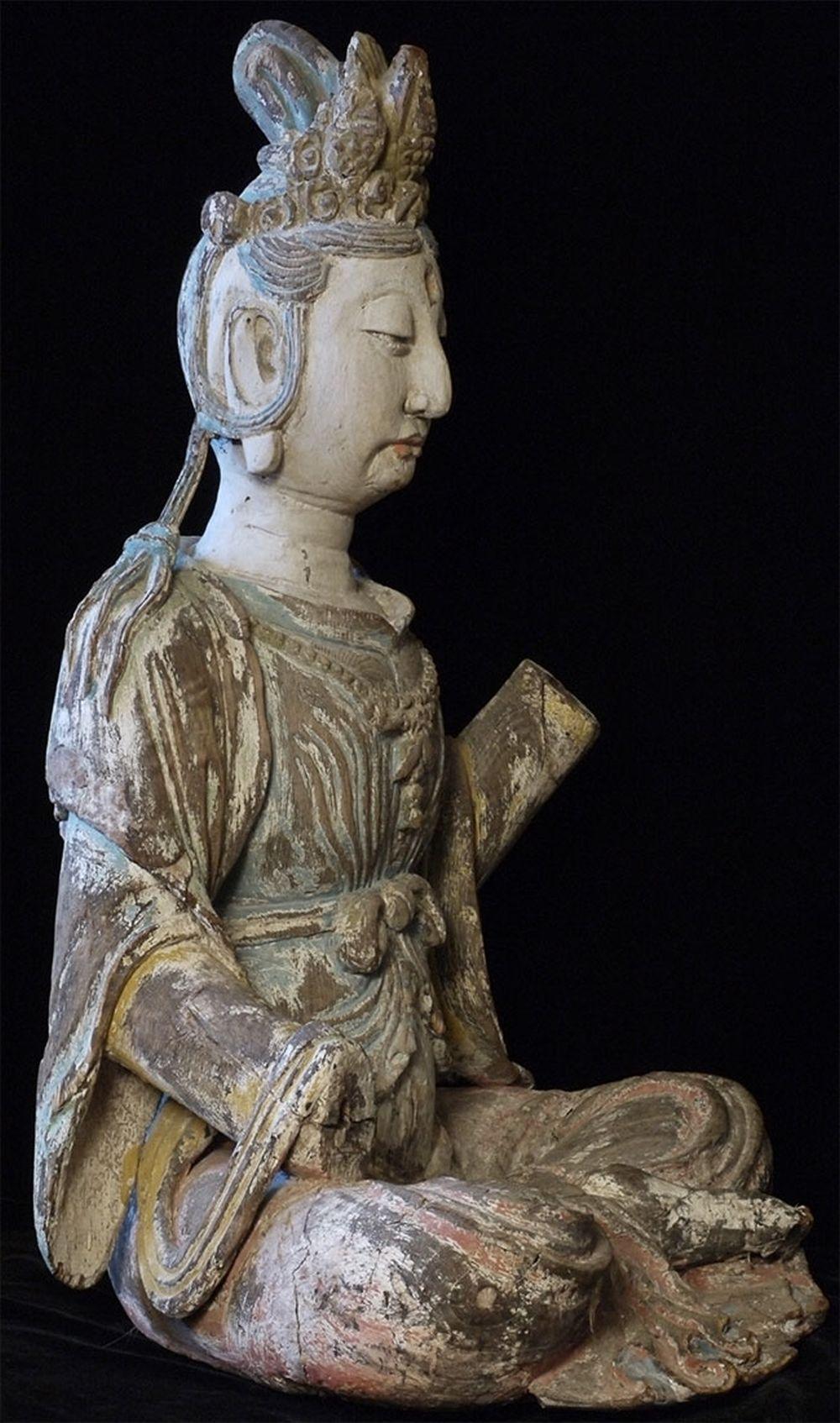 Hand-Carved Ming-style Sculpture of Chinese Bodhisattva Guanyin, circa 1900s, 6518 For Sale