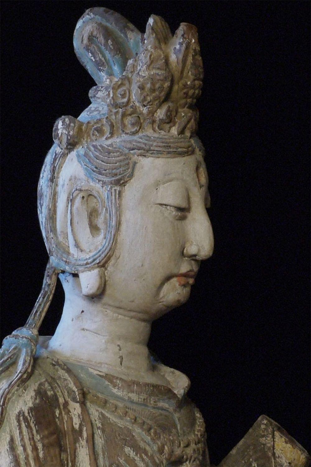 Ming-style Sculpture of Chinese Bodhisattva Guanyin, circa 1900s, 6518 In Good Condition For Sale In Ukiah, CA