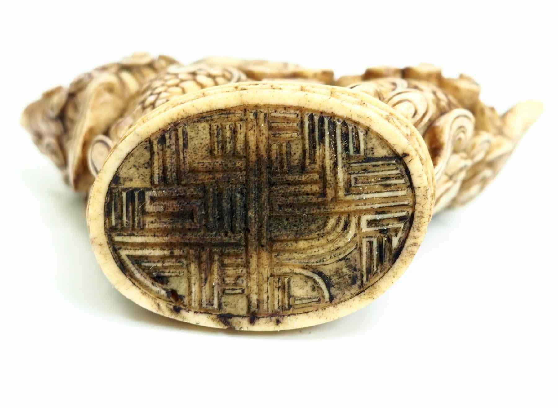 Chinese bone stamp, 18th-19th century
Measures: H. 7 W. 10 cm 
H. 2.7 W. 3.9 in.