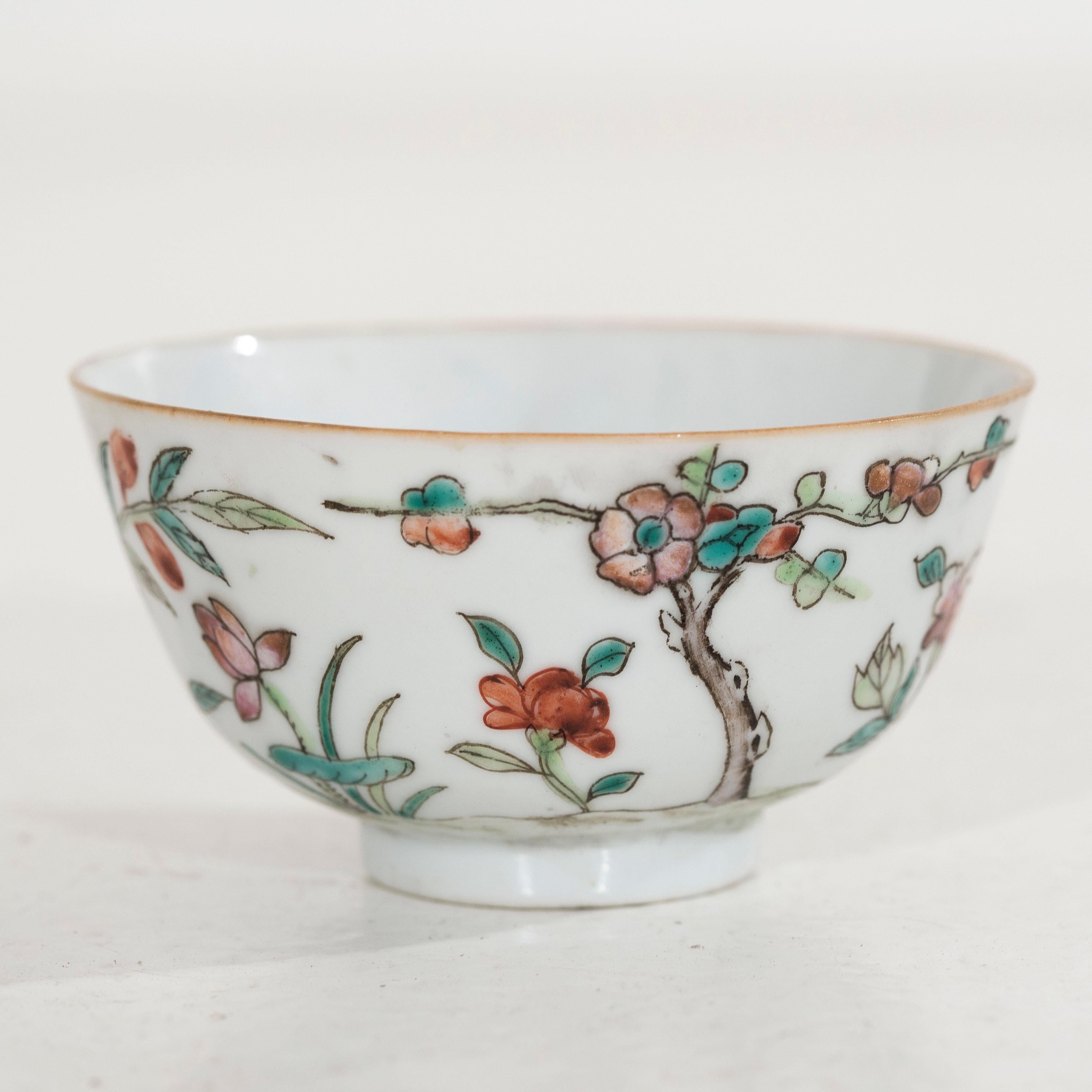 Chinese bowl with painted decorations, 18th C. In Good Condition For Sale In Aalsgaarde, DK