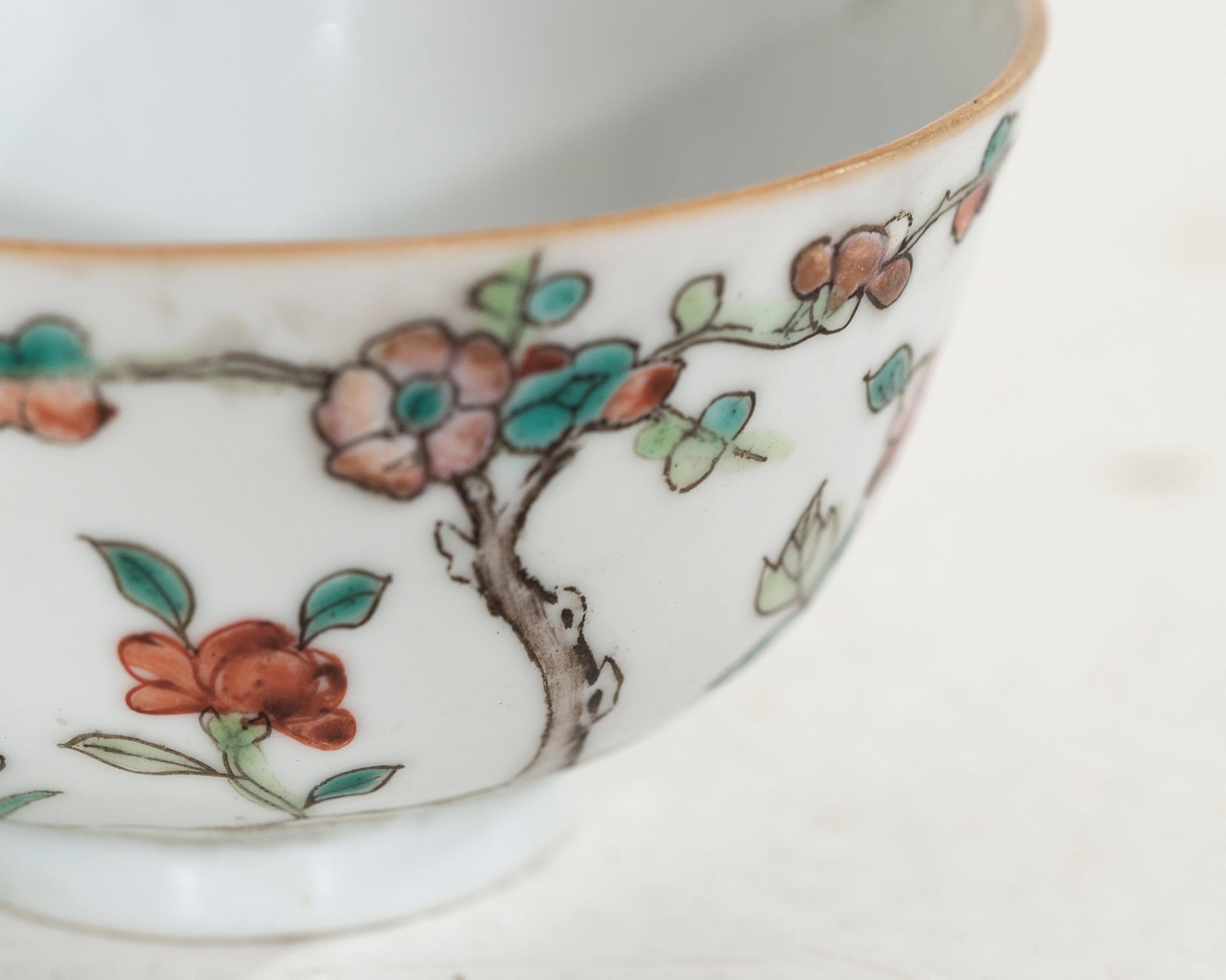 Porcelain Chinese bowl with painted decorations, 18th C. For Sale