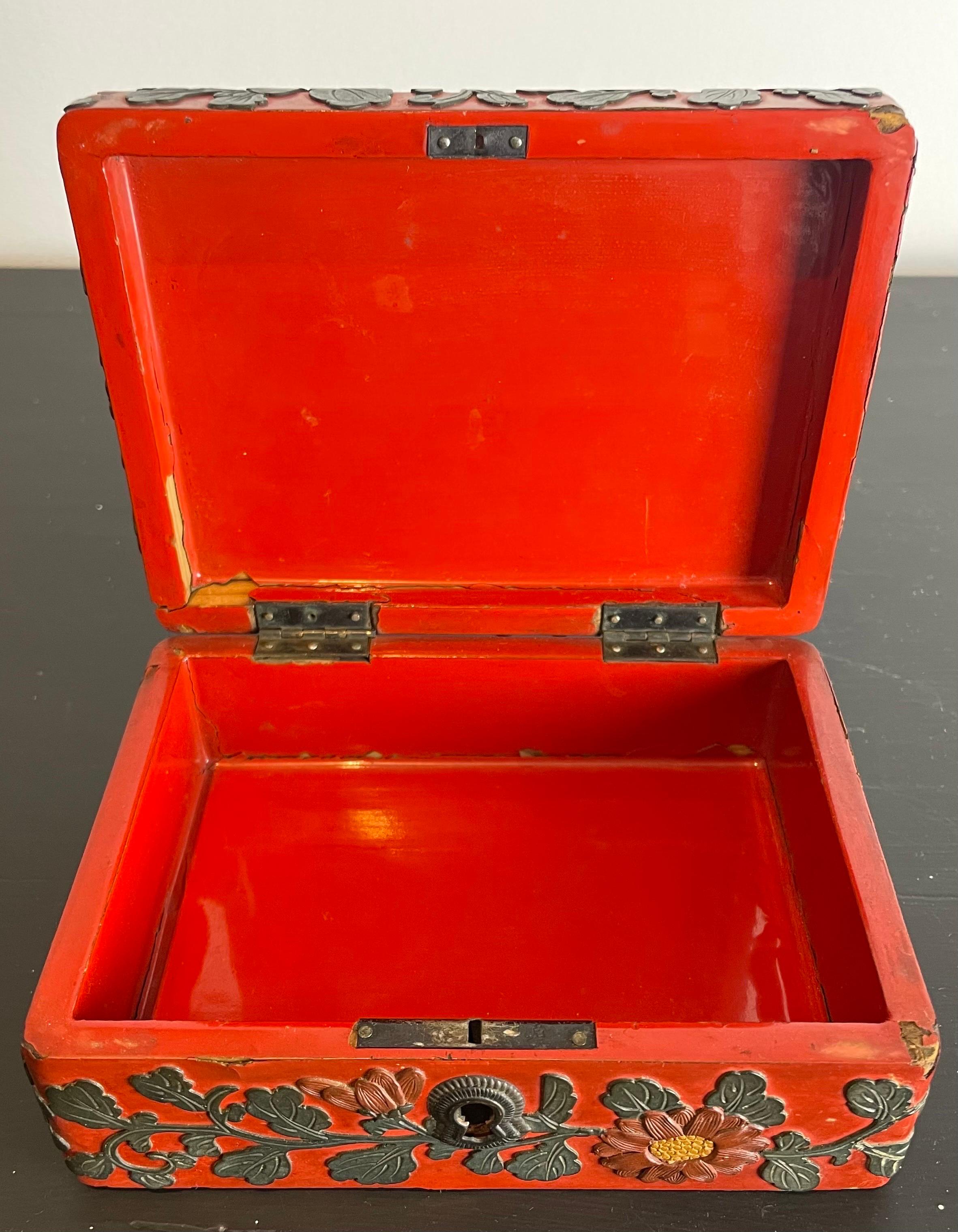 Boîte chinoise en cinabre laqué rouge et noir, 19e siècle en vente 2