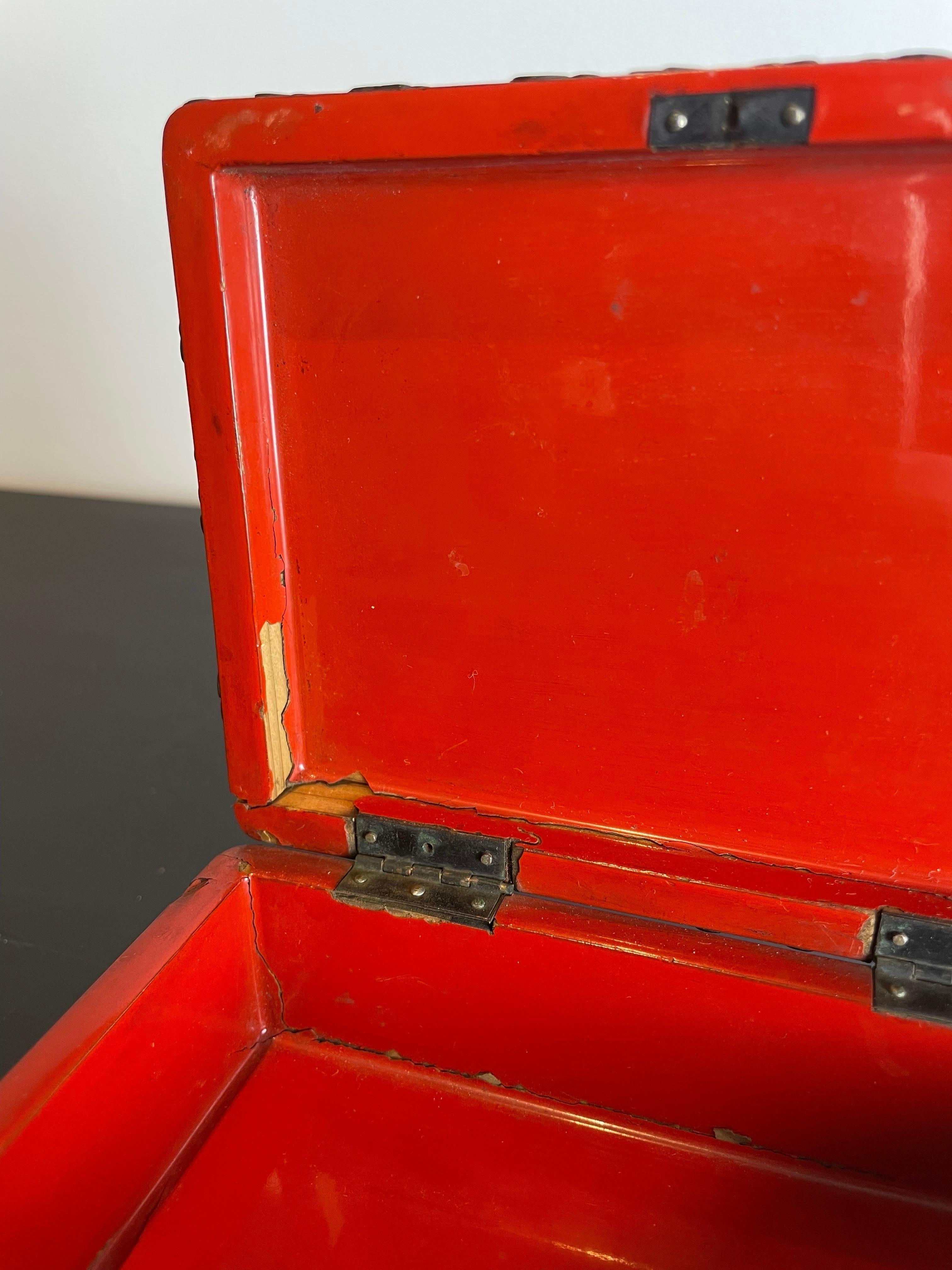 Chinese Box Cinnabar Lacquered Red and Black, 19th Century For Sale 7