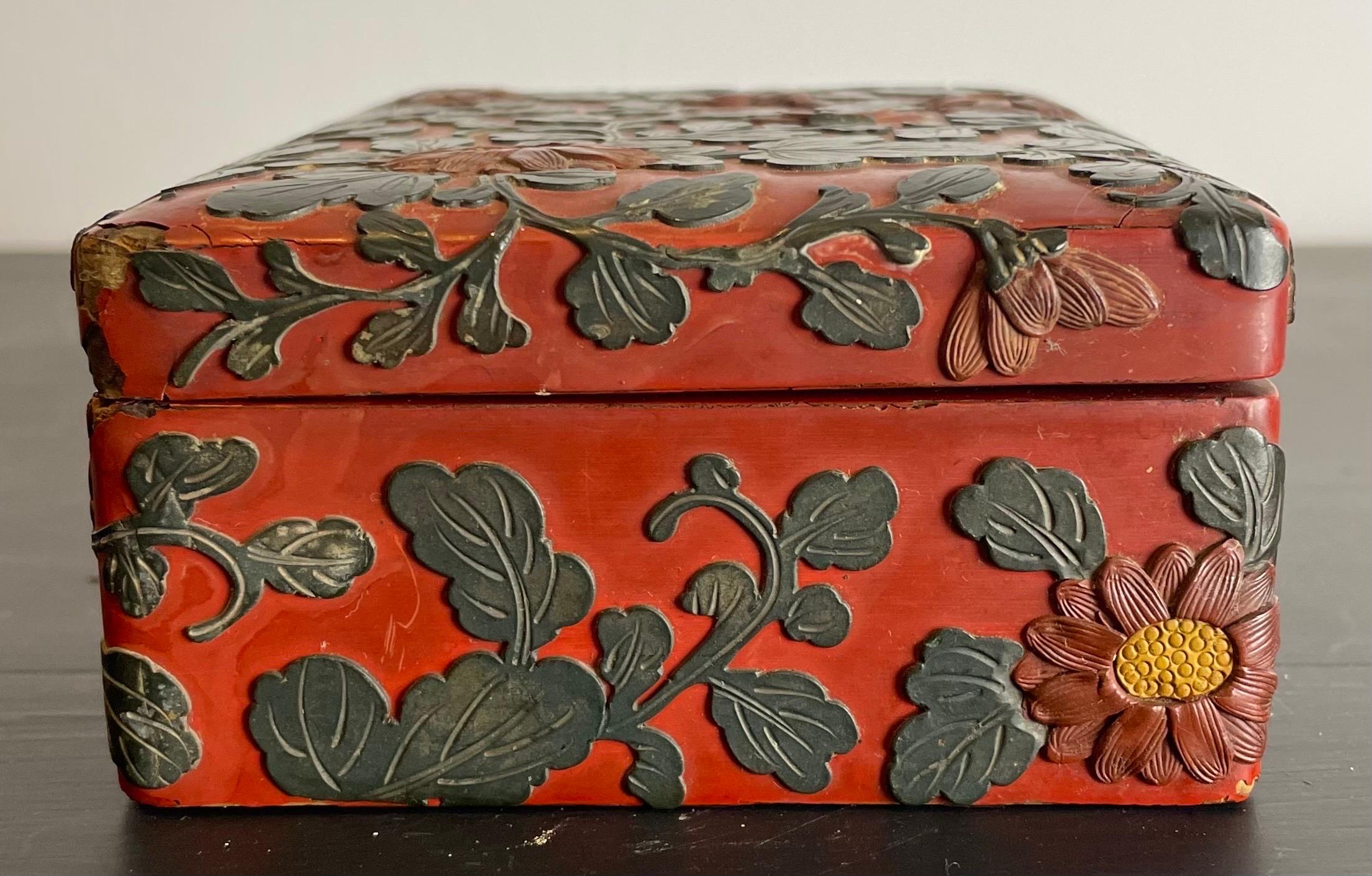 Beautiful little box lacquered with red and black Cinnabar forming a peony decoration. Cinnabar lacquer is an Asian technique that comes from cutting and superimposing different layers of colored lacquer. Very long and rigorous work explaining its
