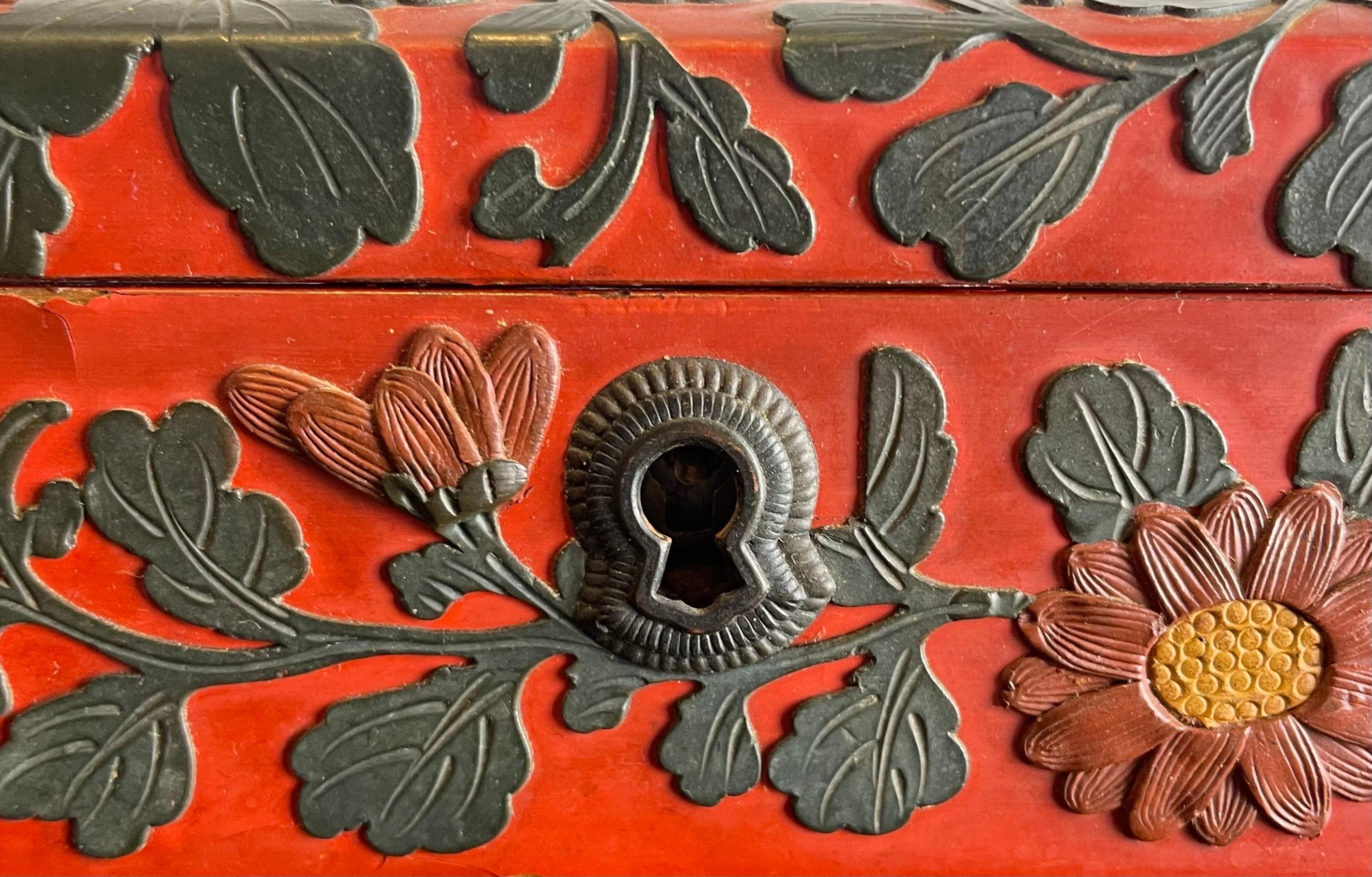 Caja china cinabrio lacado rojo y negro, S. XIX Madera en venta