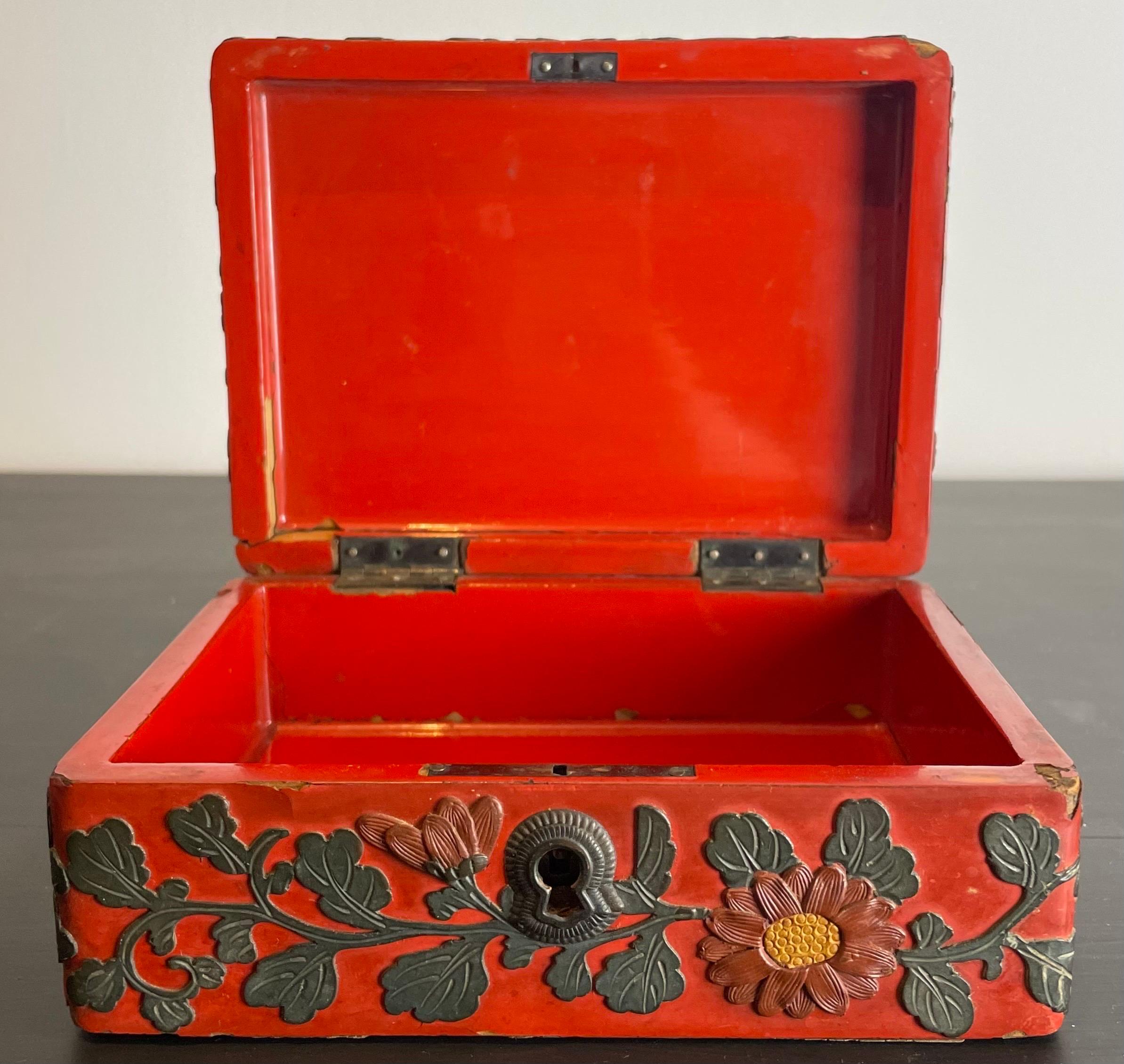 Boîte chinoise en cinabre laqué rouge et noir, 19e siècle en vente 1