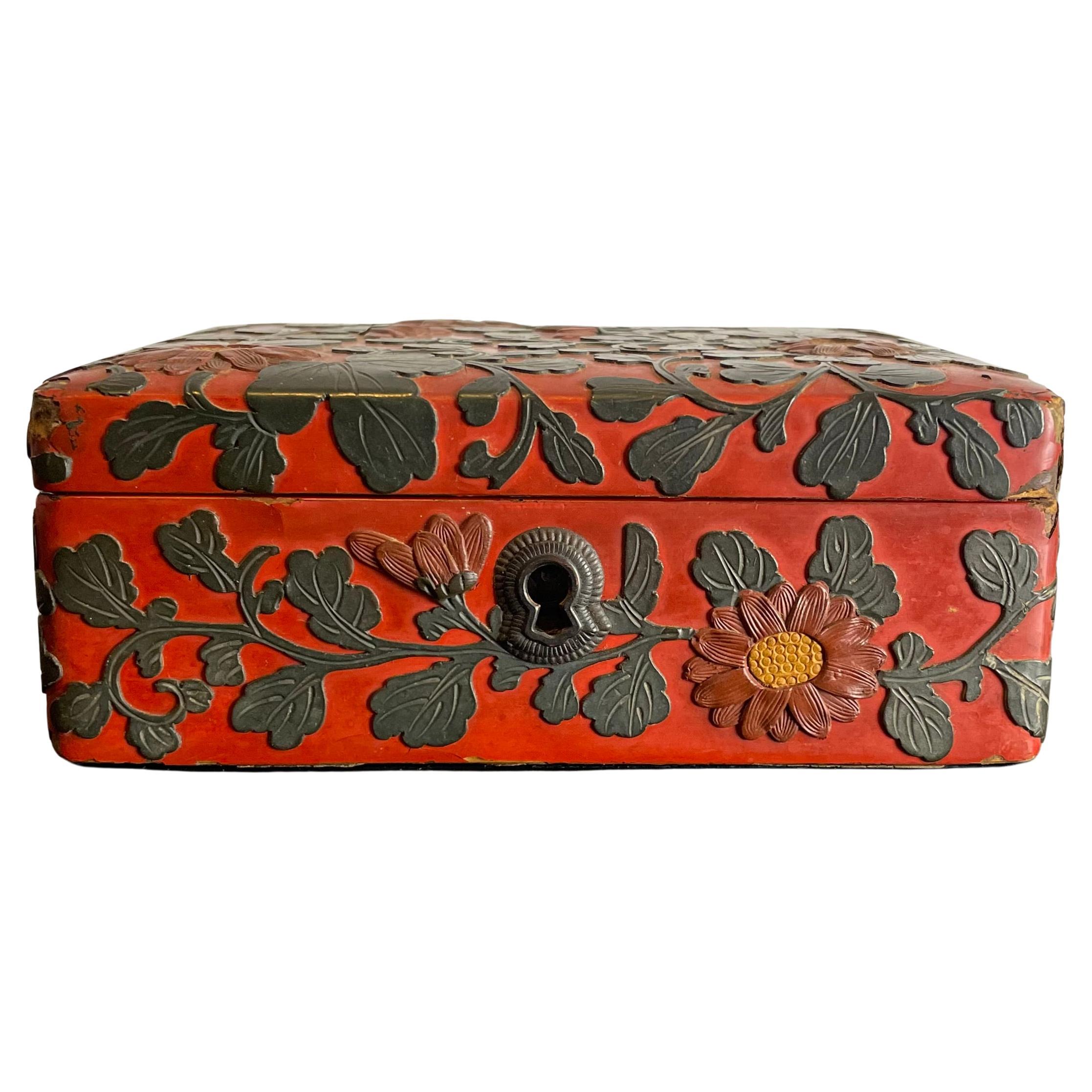 Boîte chinoise en cinabre laqué rouge et noir, 19e siècle en vente