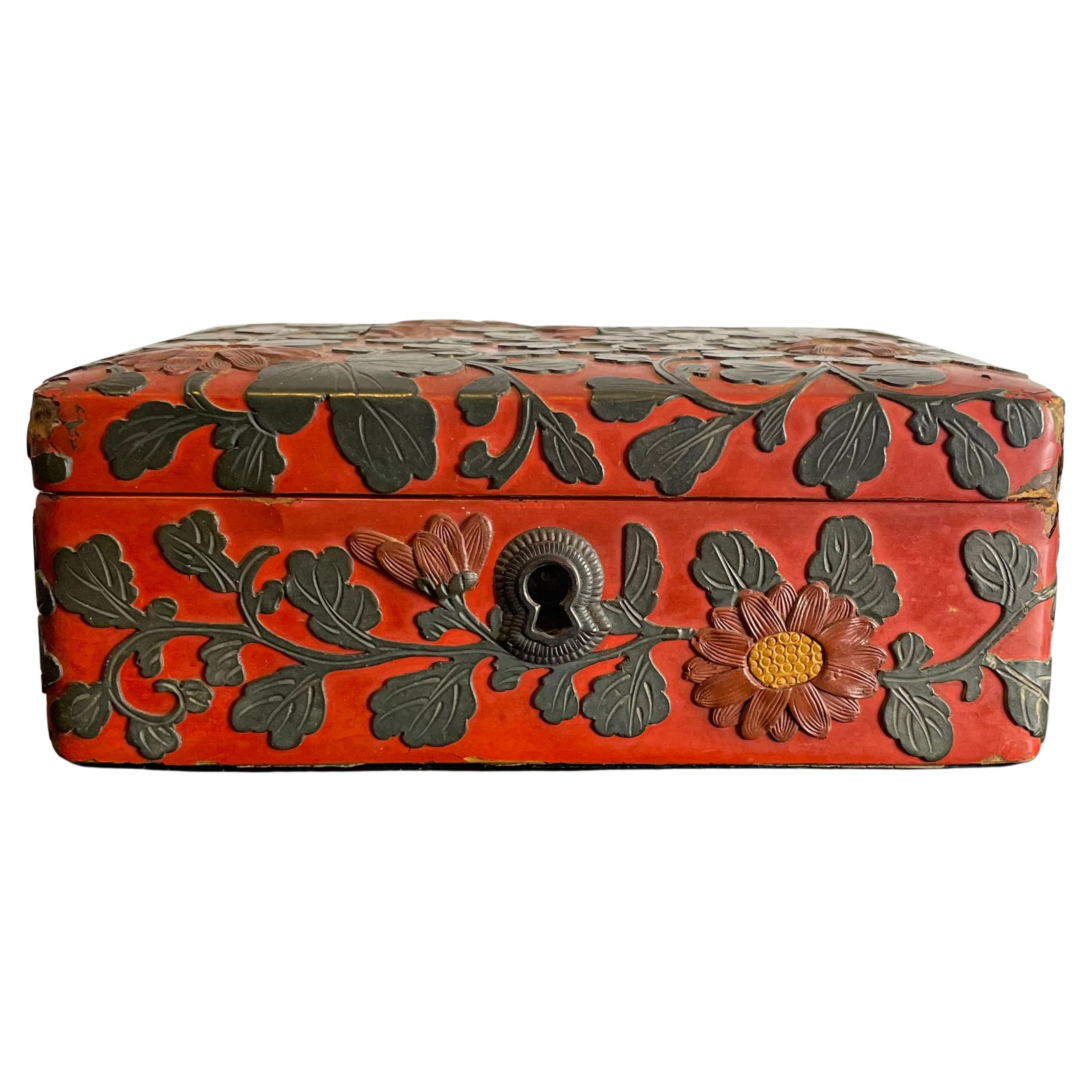 Caja china cinabrio lacado rojo y negro, S. XIX