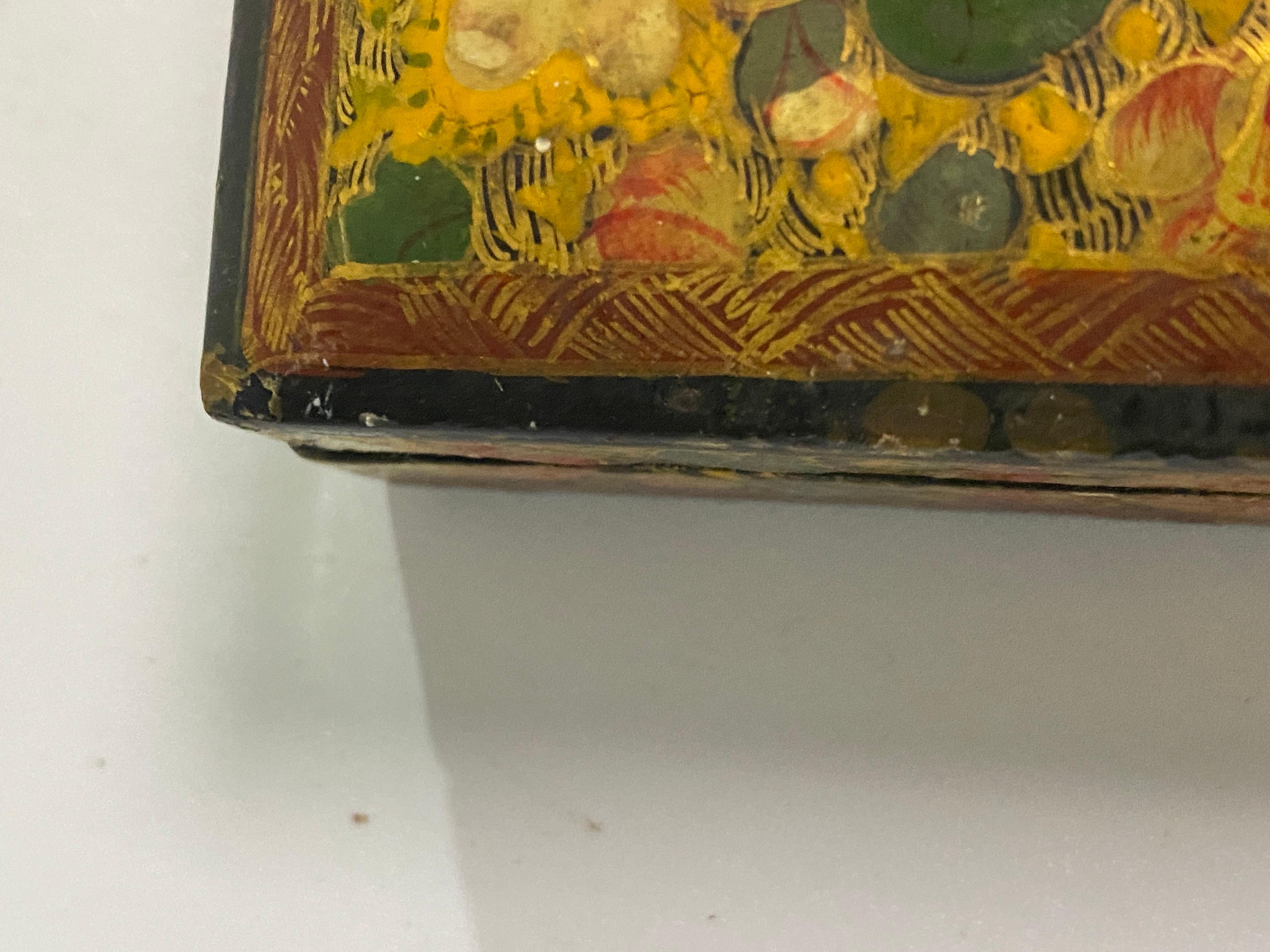 Kleine lackierte Dose mit Blumendekor in Gelb, Rot und Grün, die im 19. Jahrhundert in China hergestellt wurde.