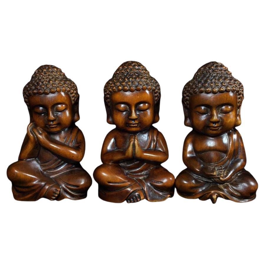 Das chinesische Buchsbaum-Skulpturen-Set mit drei sitzenden Baby-Buddhas ist eine reizvolle und bedeutungsvolle Sammlung von Schnitzereien, die traditionelle chinesische Kunstfertigkeit, Spiritualität und Symbolik widerspiegeln.

Baby-Buddhas stehen