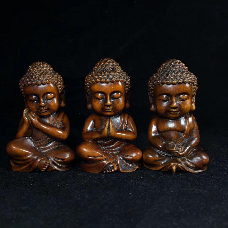 Chinesisches geschnitztes Set aus drei Baby-Buddha-Skulpturen aus Buchsbaumholz mit Schnitzereien im Zustand „Relativ gut“ im Angebot in 景德镇市, CN