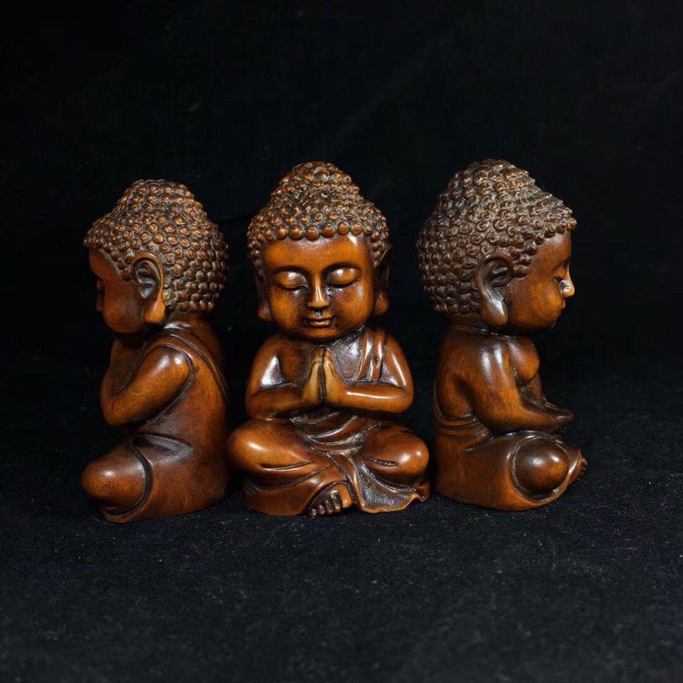 Chinesisches geschnitztes Set aus drei Baby-Buddha-Skulpturen aus Buchsbaumholz mit Schnitzereien (20. Jahrhundert) im Angebot