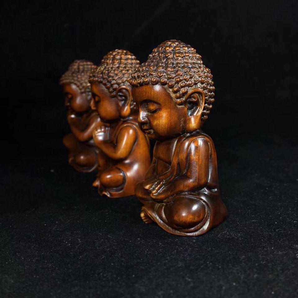 Chinesisches geschnitztes Set aus drei Baby-Buddha-Skulpturen aus Buchsbaumholz mit Schnitzereien im Angebot 1