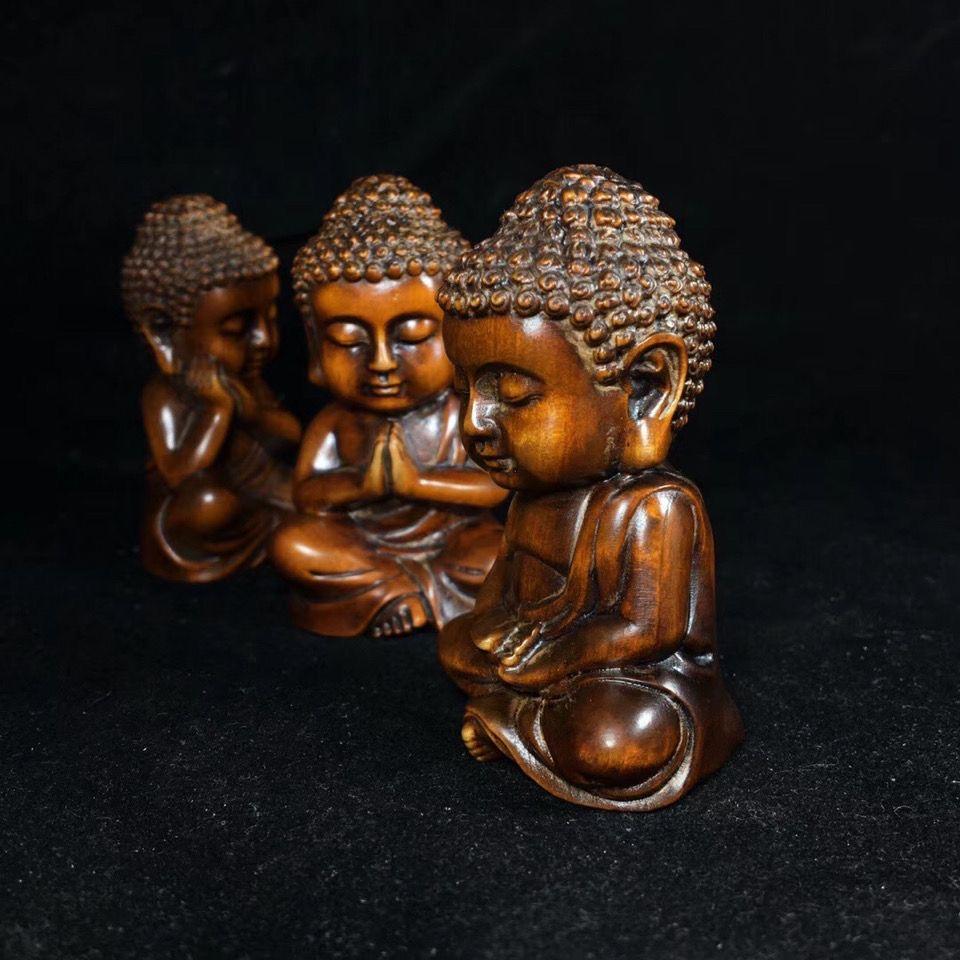 Chinesisches geschnitztes Set aus drei Baby-Buddha-Skulpturen aus Buchsbaumholz mit Schnitzereien im Angebot 2