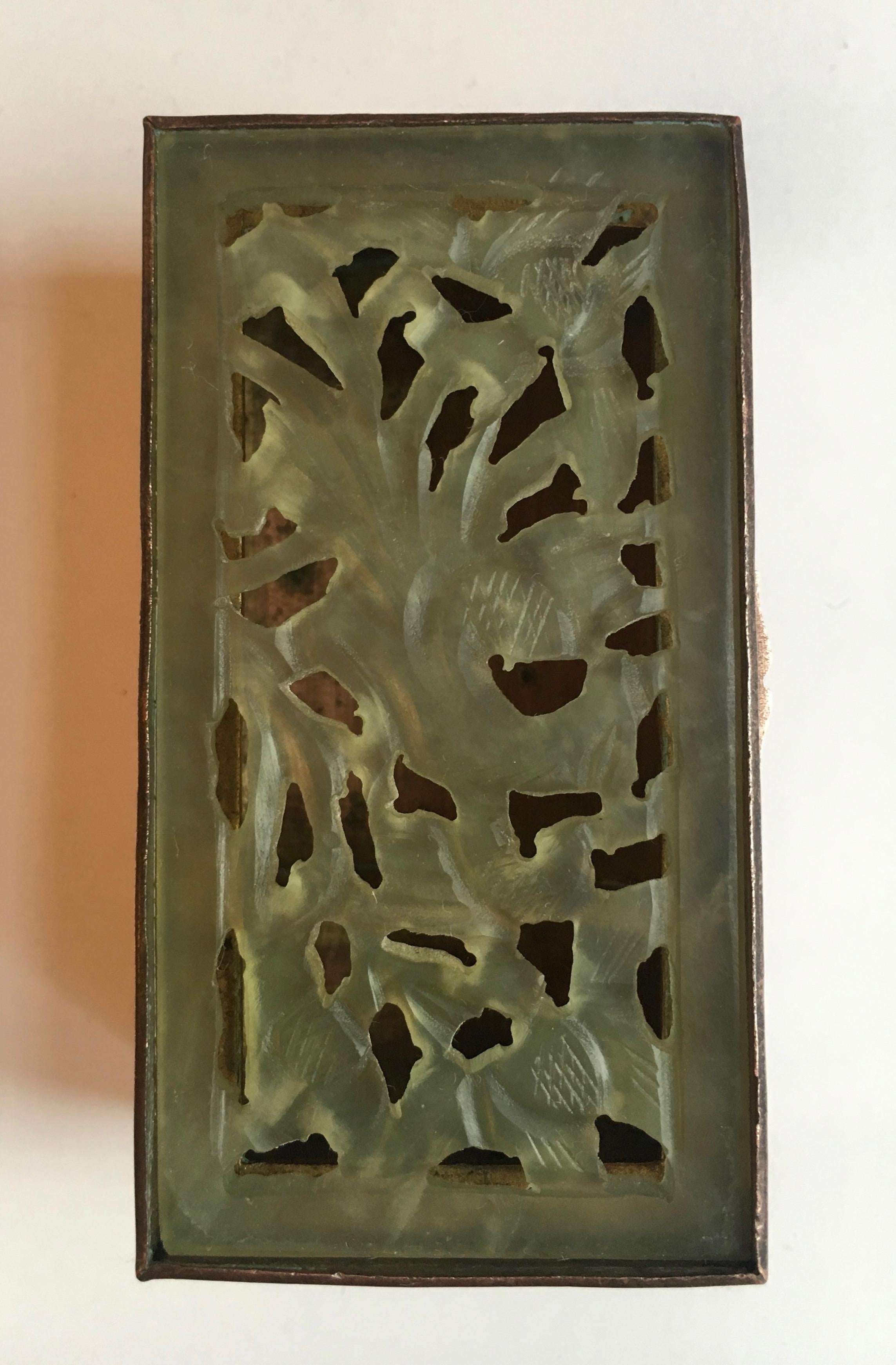 Kästchen aus Messing und geschnitzter Jade - geätzte Blätter auf einem Messingkästchen mit einem Scharnierdeckel mit geschnitzten Jadeblumen - ein hübsches Schmuckstück oder Wechselgeldkästchen für den Waschtisch oder die Kommode. Kann auch kreativ