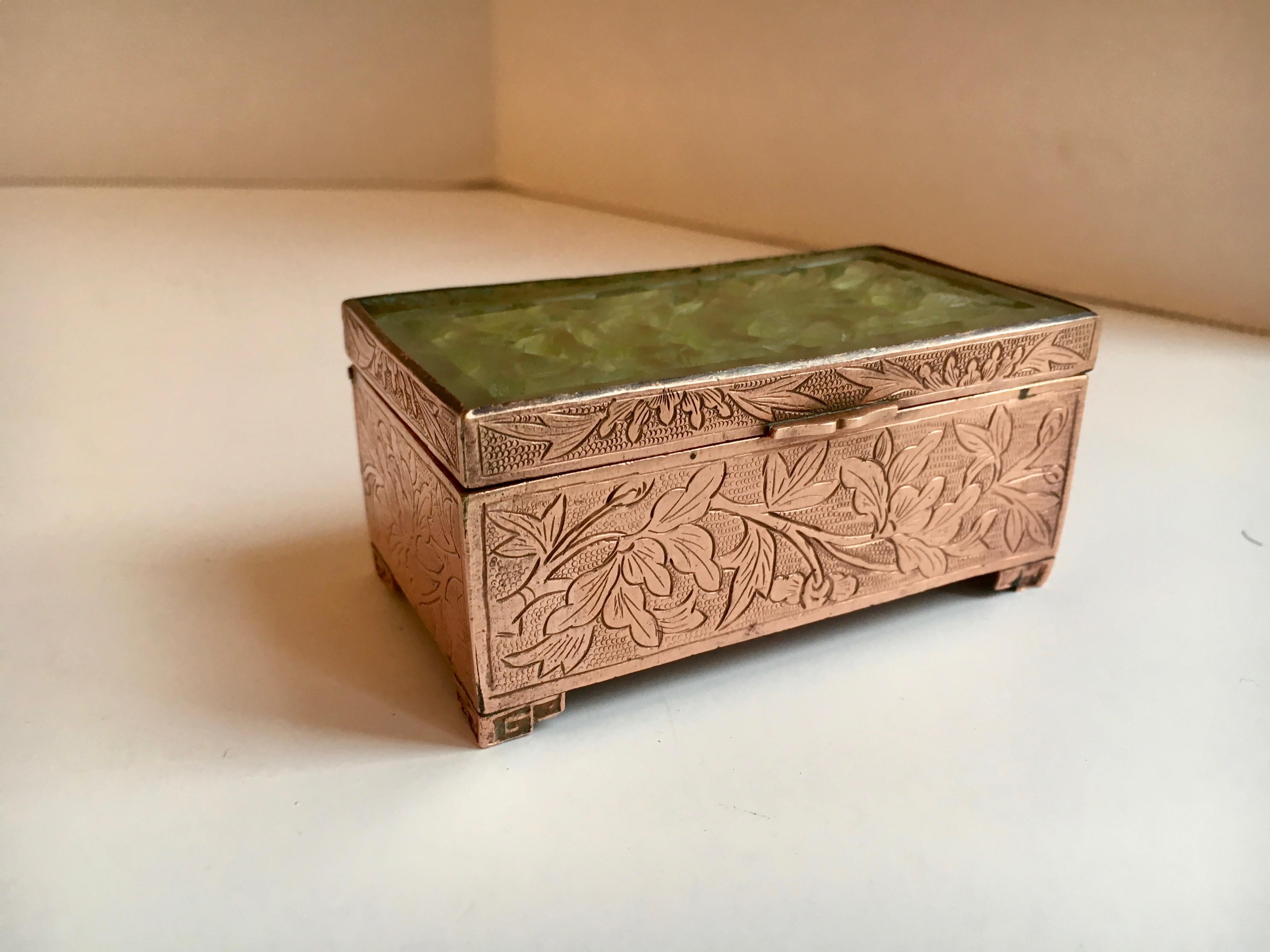 Chinesische Box aus Messing und geschnitzter Jade (Geschnitzt) im Angebot