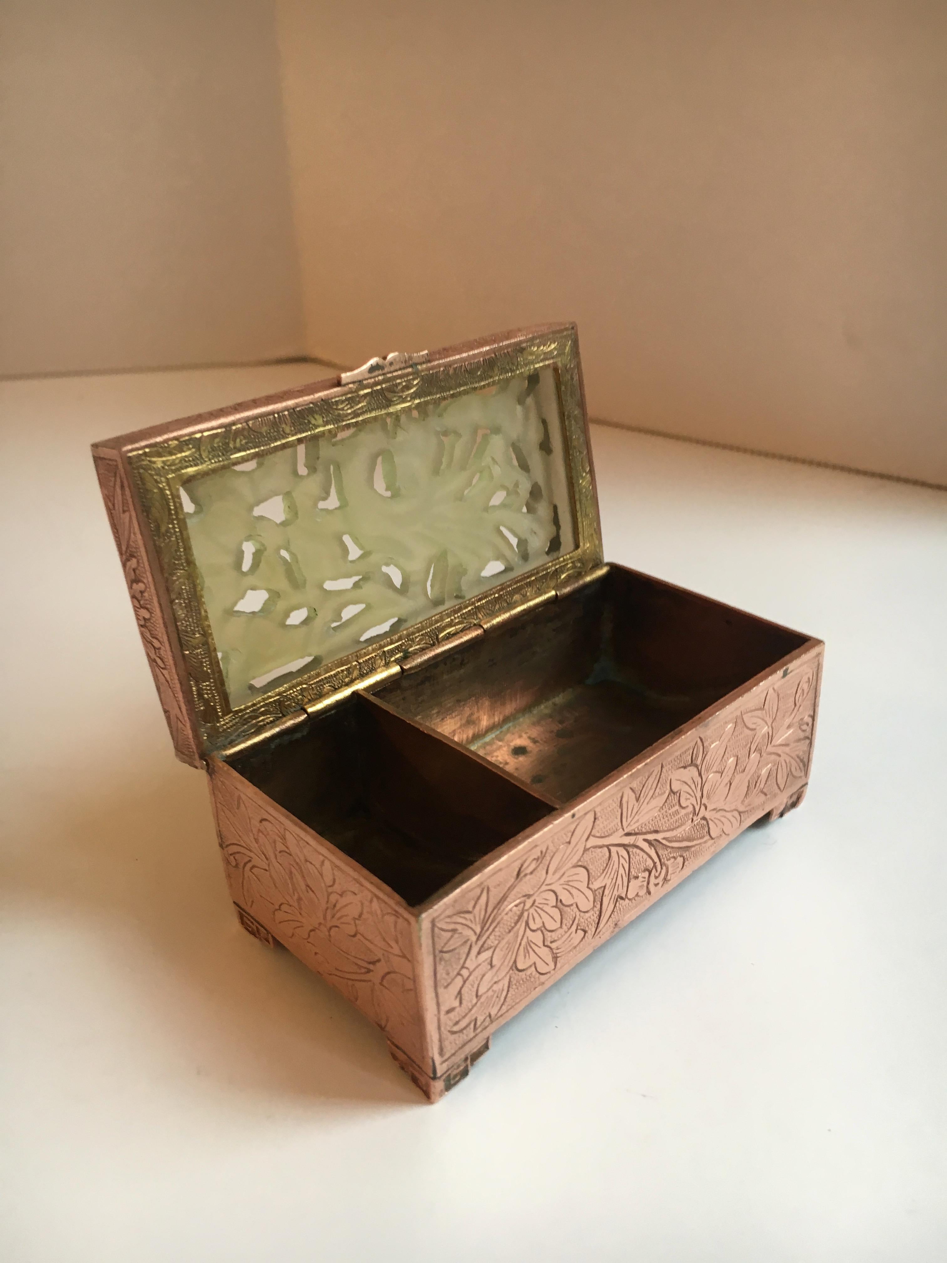 Boîte chinoise en laiton et en jade sculpté Bon état - En vente à Los Angeles, CA