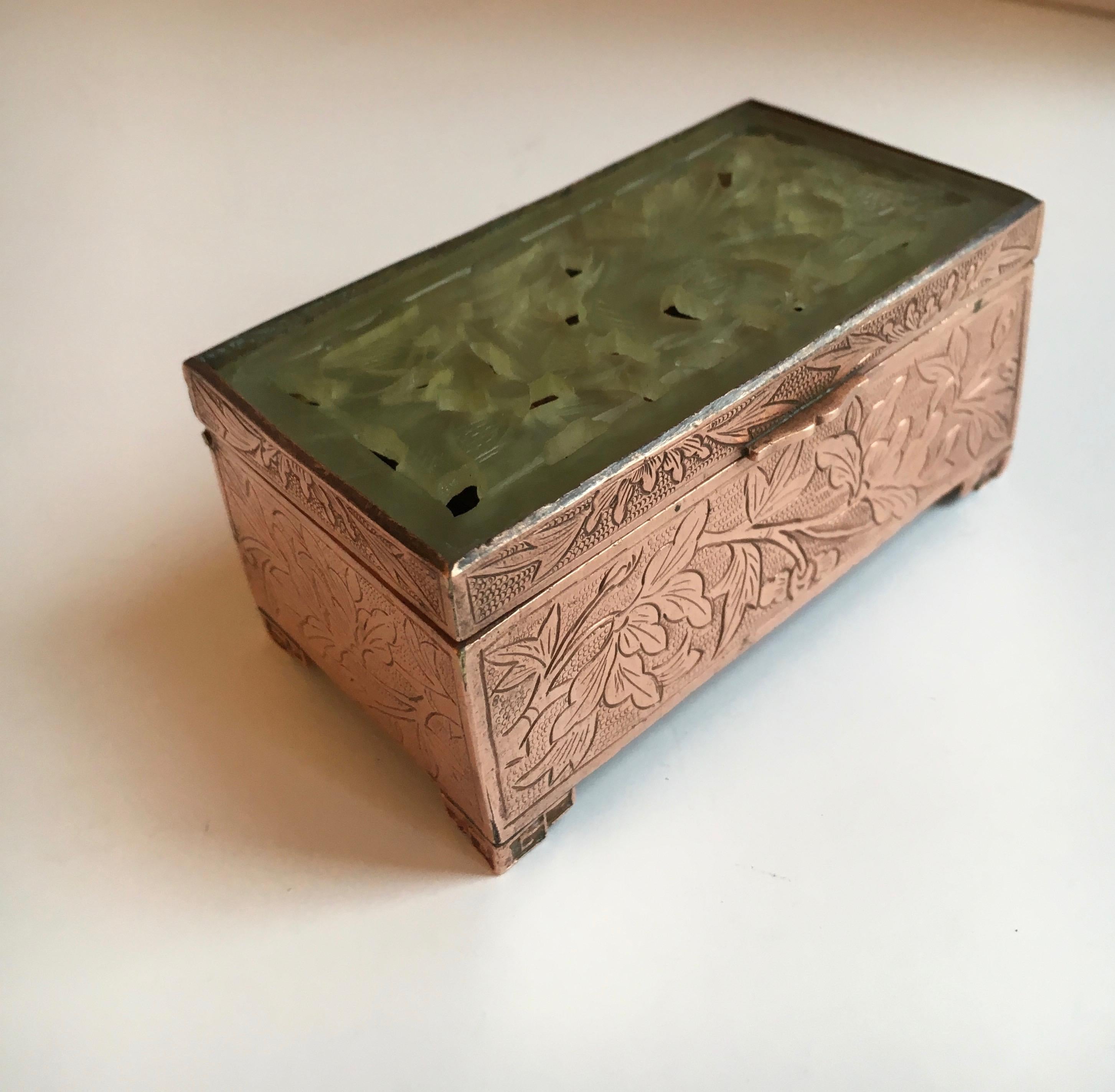 Chinesische Box aus Messing und geschnitzter Jade im Angebot 1