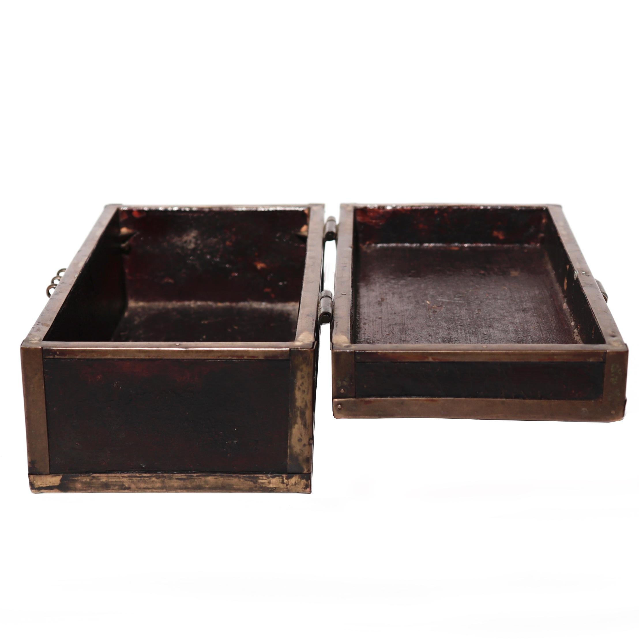 Chinesische Schachtel aus Messing und lackiertem Holz im Zustand „Gut“ im Angebot in Point Richmond, CA