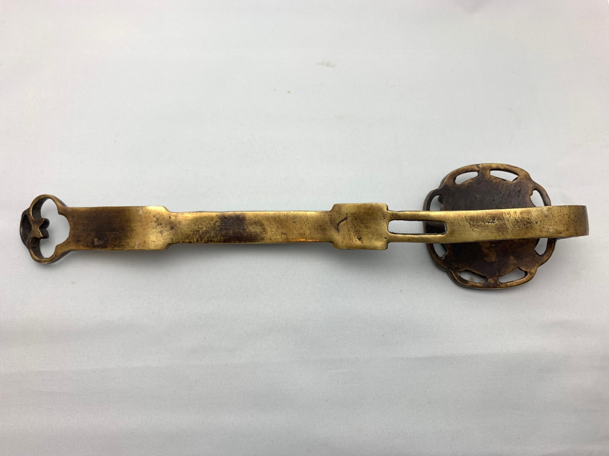Cinese Scettro Ruyi cinese in ottone con intarsio di giada Hetian in vendita