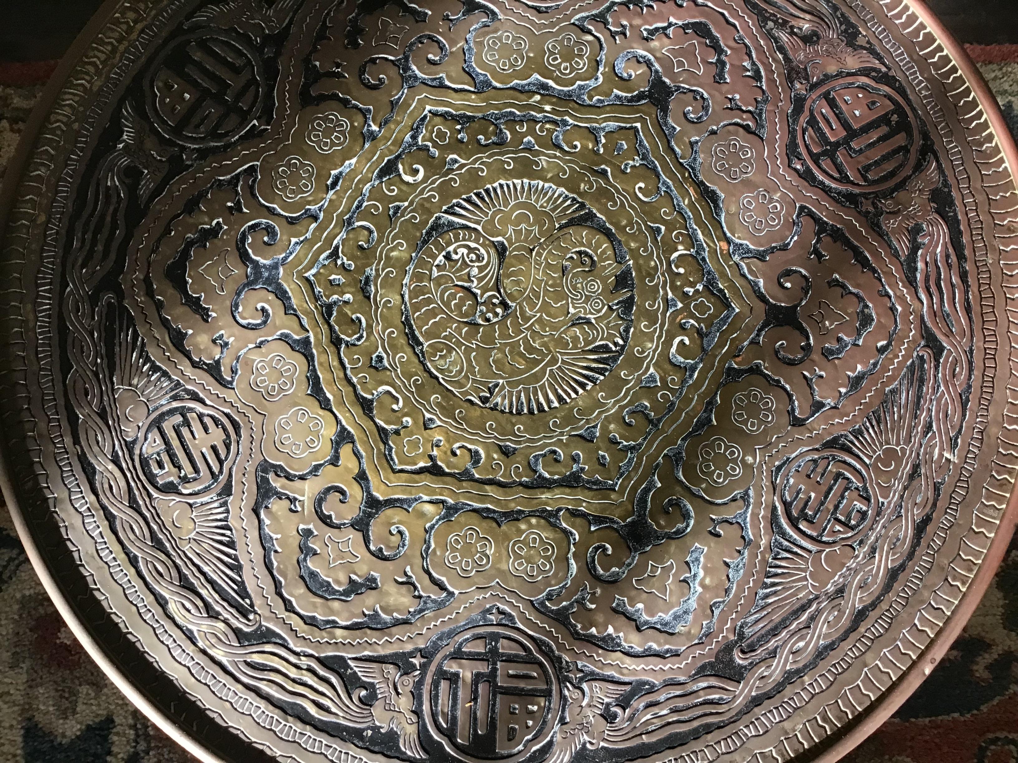 Chinesischer Drache-Tisch aus Messing mit Gravur aus viktorianischer Eiche der Gebrüder Ferguson (19. Jahrhundert) im Angebot