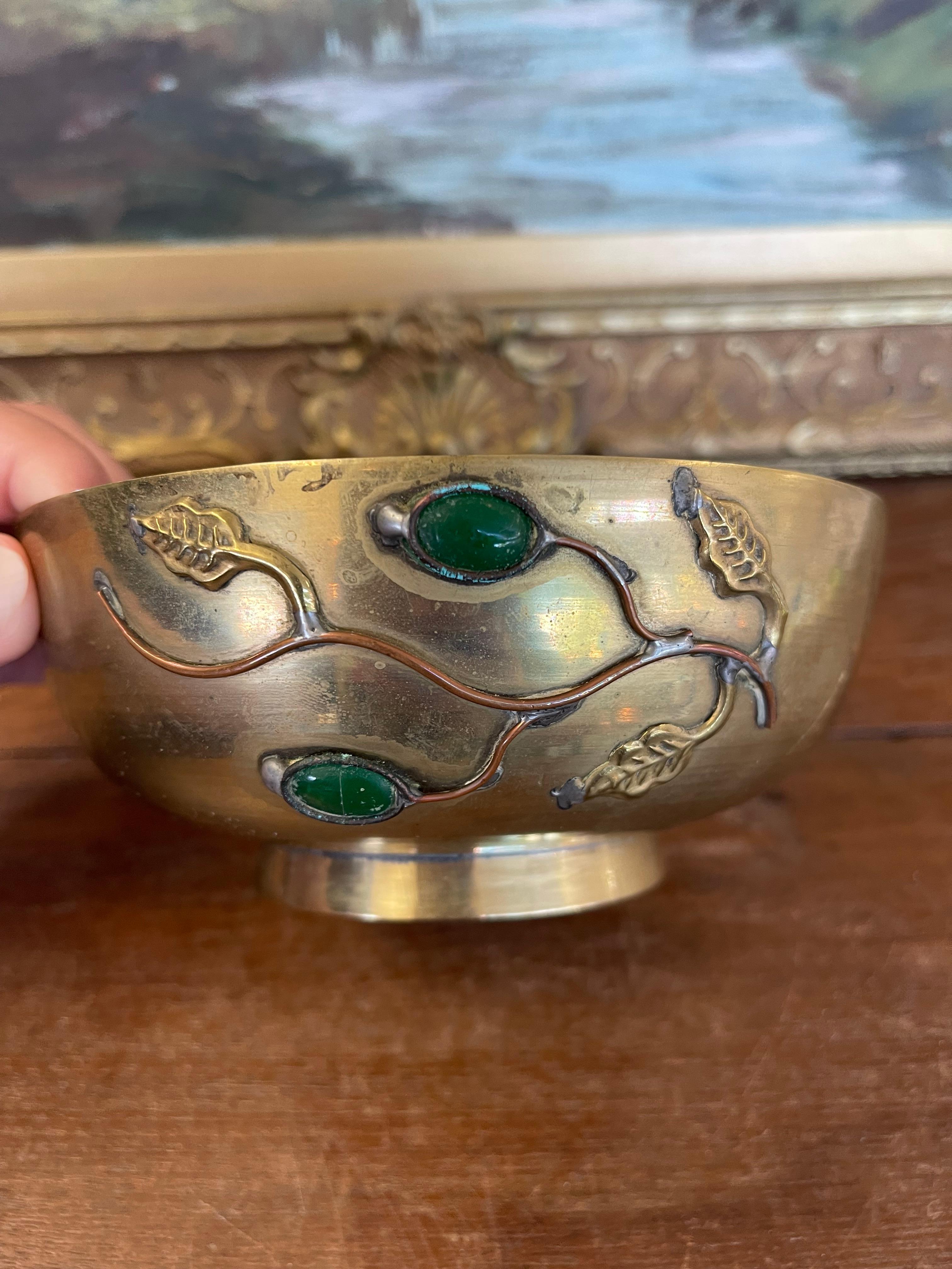 Ciotola cinese in ottone con accenti di gemme applicate e motivo floreale In condizioni buone in vendita a Seattle, WA