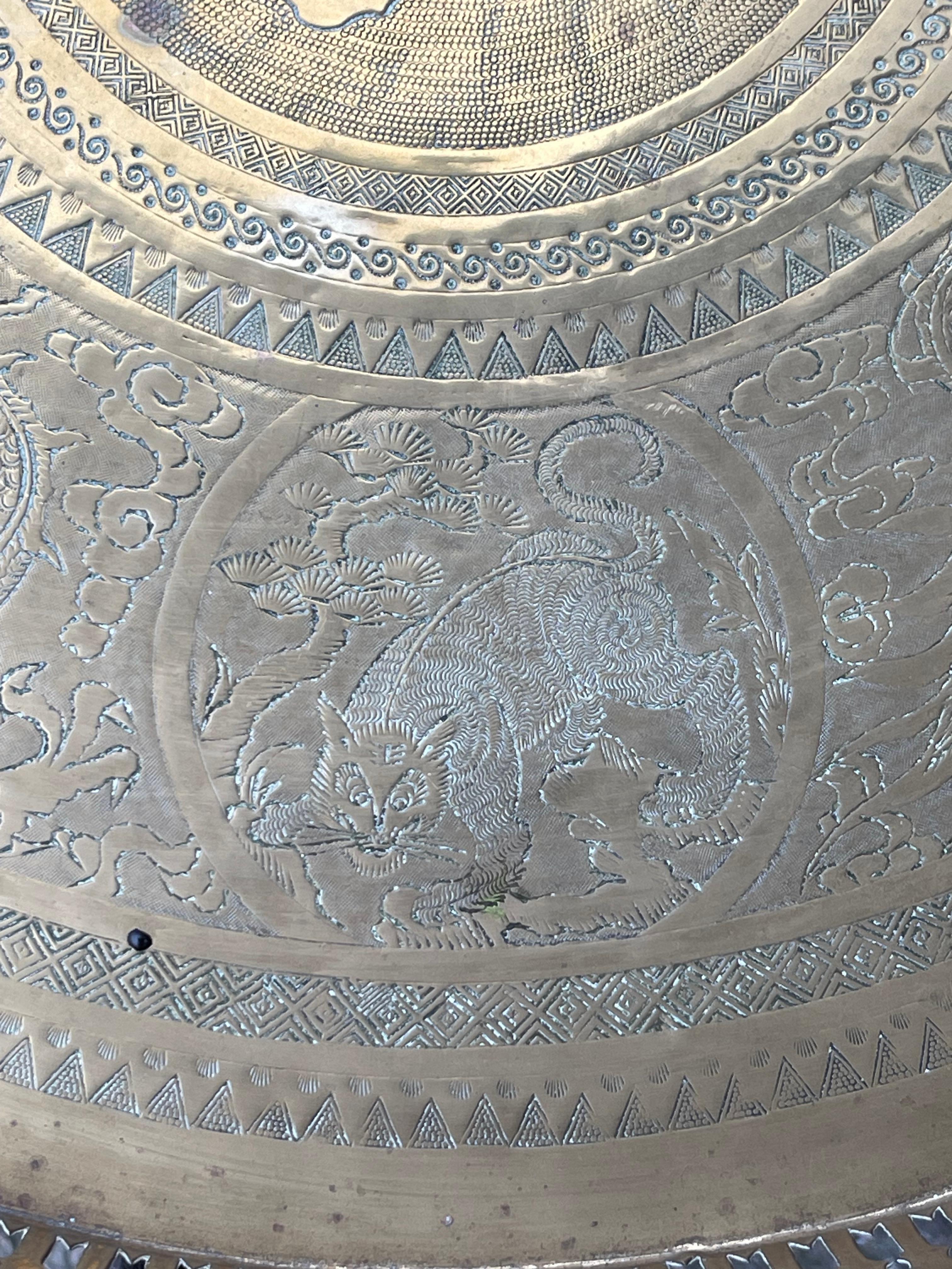 Tavolo cinese a vassoio in ottone 1900c in vendita 8