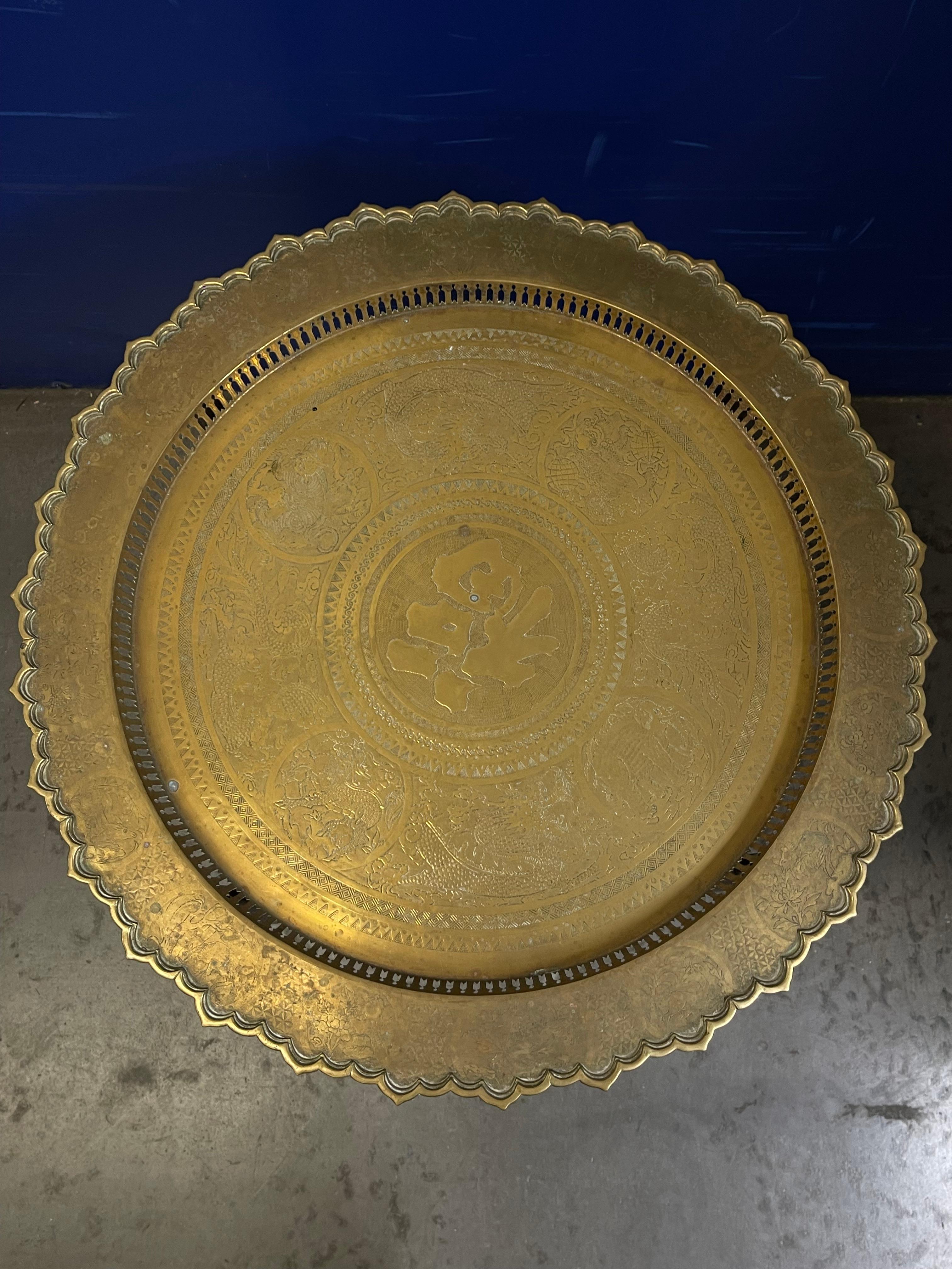 Realizzato con acquaforte Tavolo cinese a vassoio in ottone 1900c in vendita