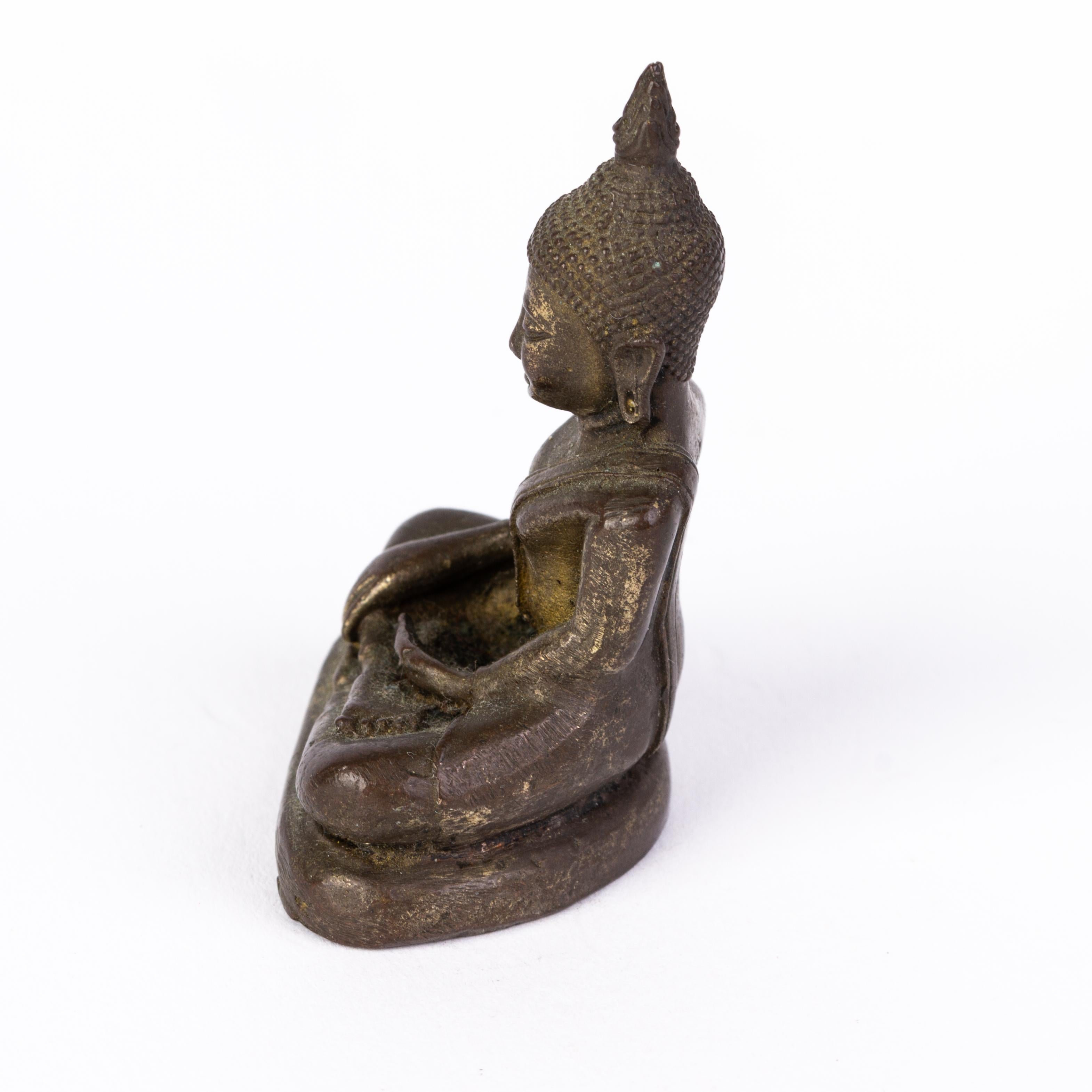 Chinese Bronze Amulet Sculpture of Buddha 19th Century Qing In Good Condition For Sale In Nottingham, GB