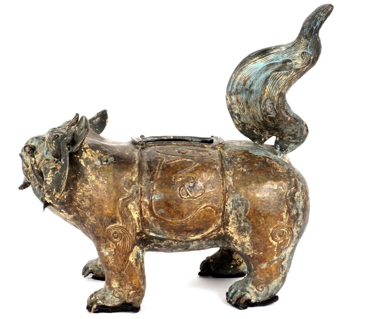 Encensoir en bronze en forme de chien mythologique trapu à queue de flamme, sur quatre pieds, sans marquage visible. Peut-être le début de la dynastie Qing. Pas de couvercle.