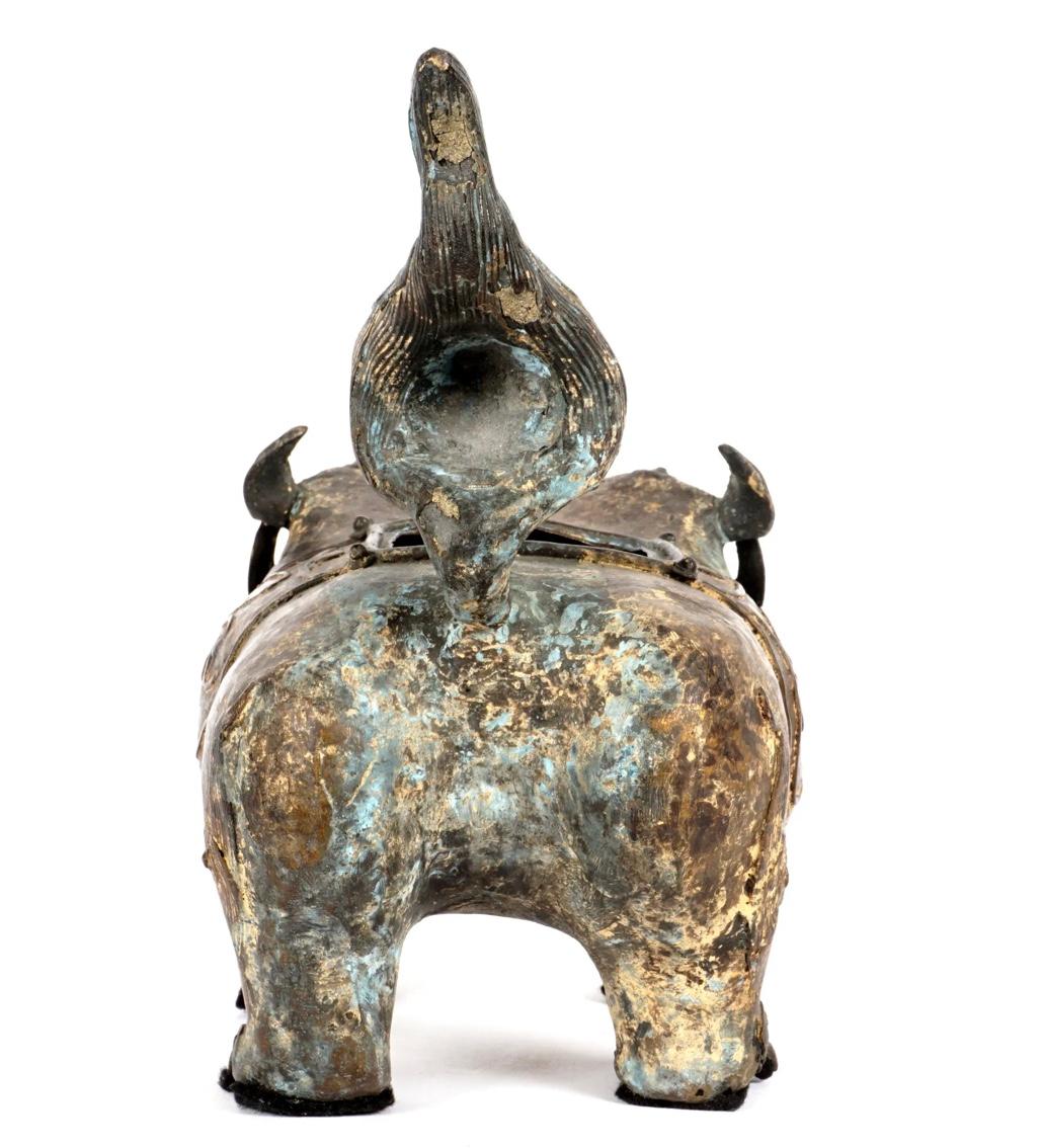 Archaïque Encensoir chinois en bronze de style archaïque avec chien toupie en bronze en vente