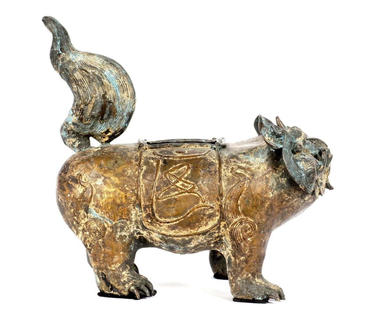 Chinois Encensoir chinois en bronze de style archaïque avec chien toupie en bronze en vente