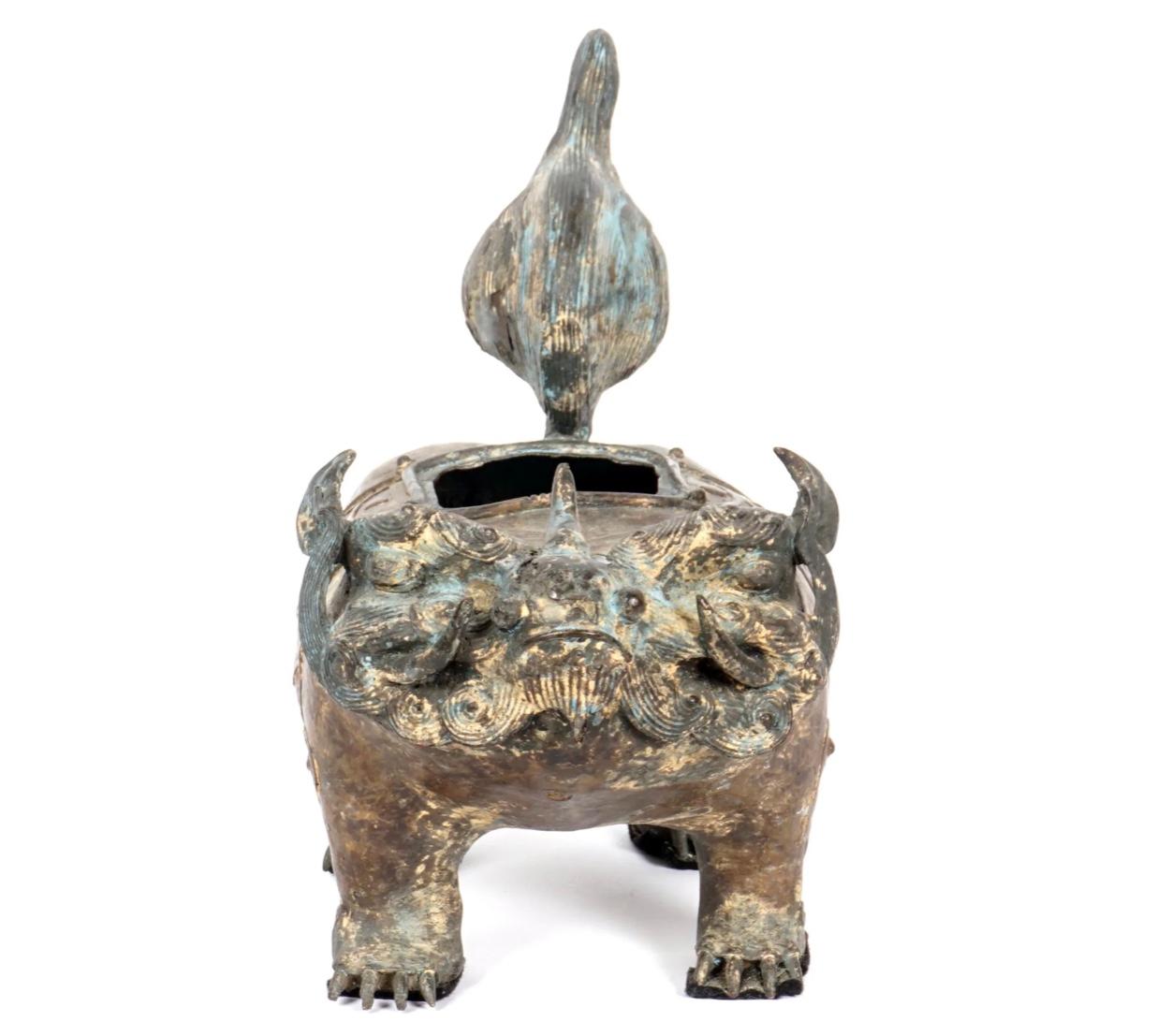 Bronze Encensoir chinois en bronze de style archaïque avec chien toupie en bronze en vente
