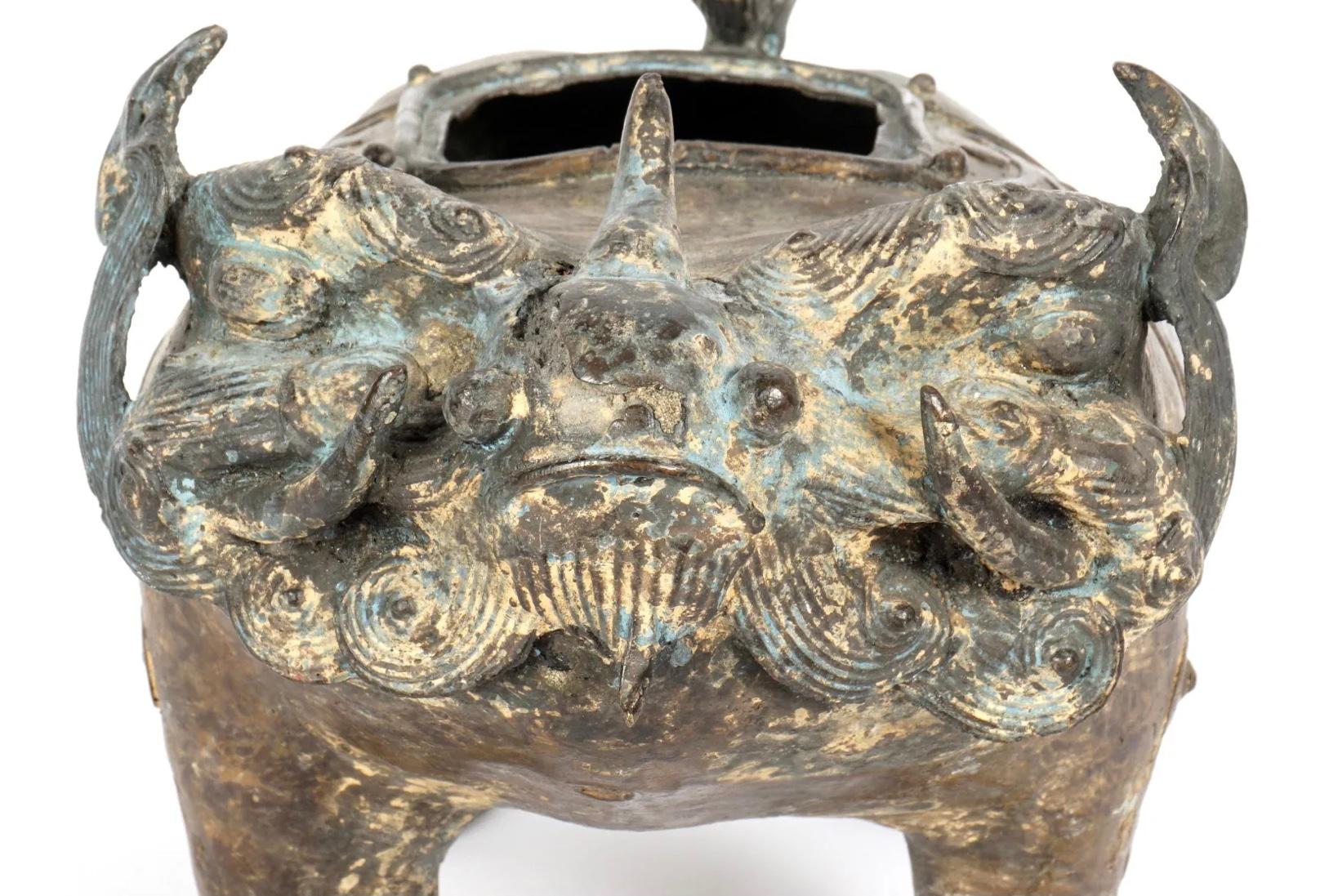 Encensoir chinois en bronze de style archaïque avec chien toupie en bronze en vente 1