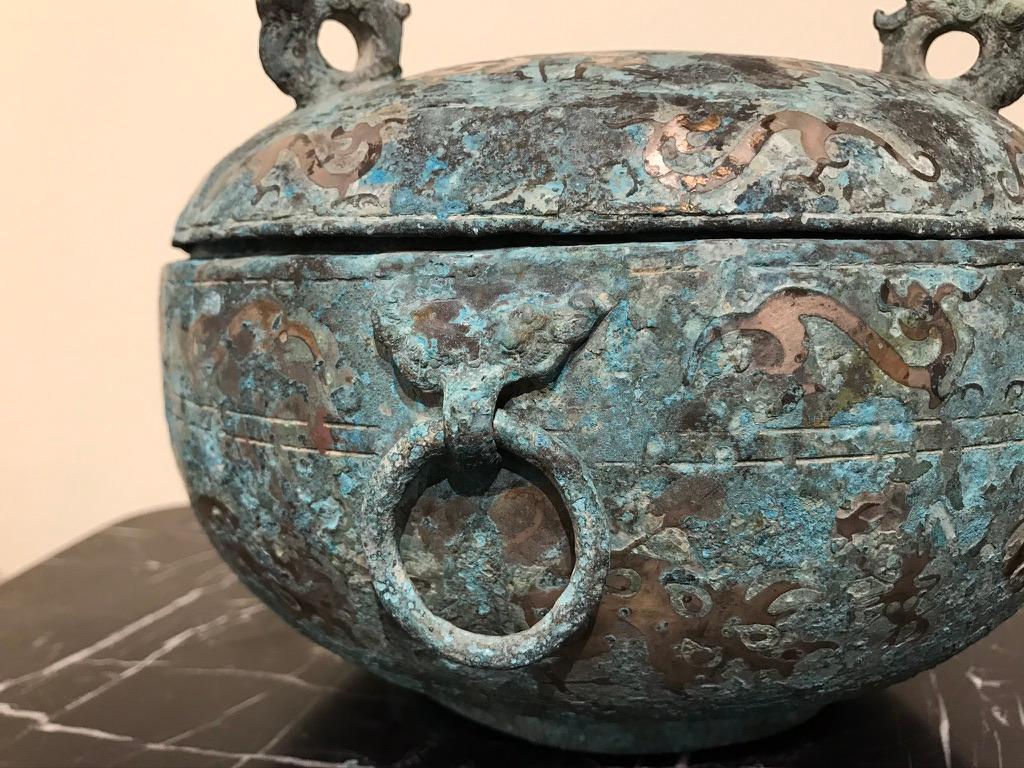 Chinesisches archaisches Bronzegefäß mit Deckel:: Silberintarsien und Vogelgriffen 4