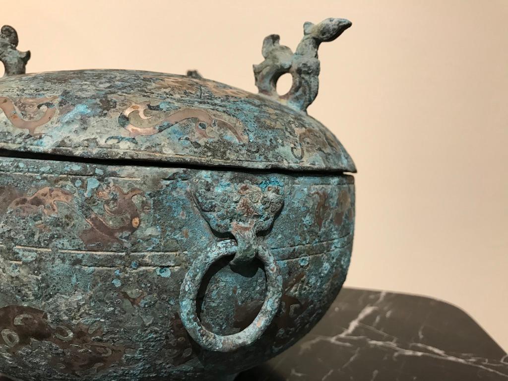Chinesisches archaisches Bronzegefäß mit Deckel:: Silberintarsien und Vogelgriffen 7